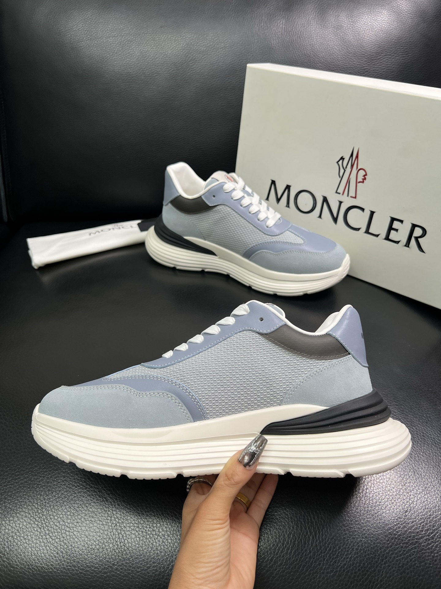 MONCLER 🔍顶级代购🇮🇹 蒙口 新品专柜新款，原厂配置意大利进口牛皮搭配网布面料，高品质复杂拼接工