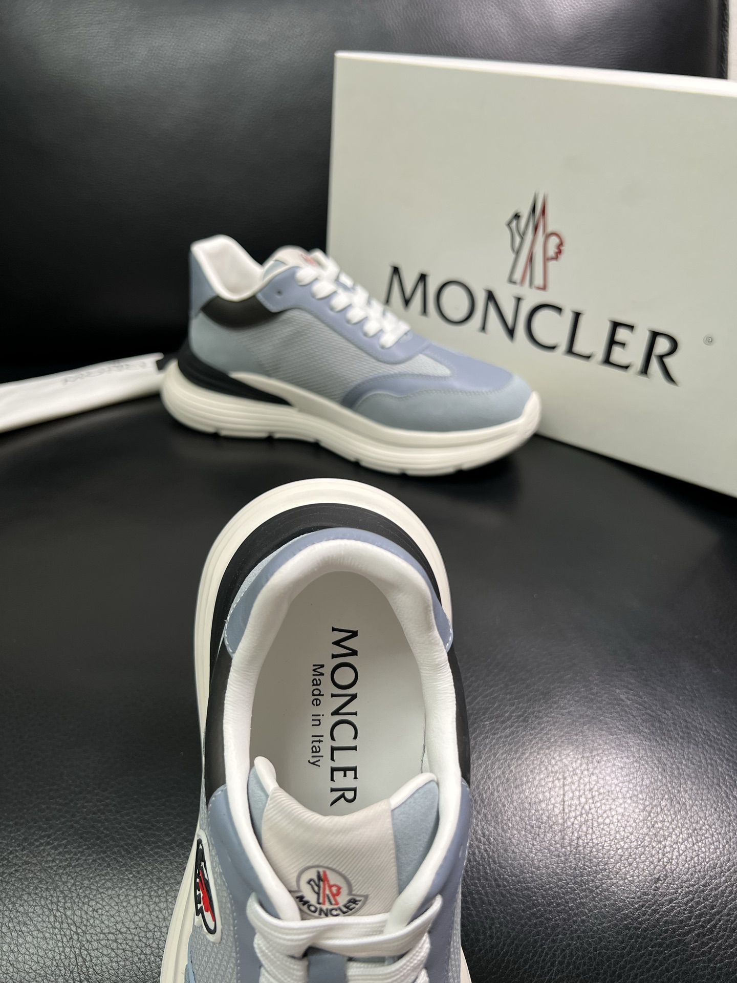 MONCLER 🔍顶级代购🇮🇹 蒙口 新品专柜新款，原厂配置意大利进口牛皮搭配网布面料，高品质复杂拼接工