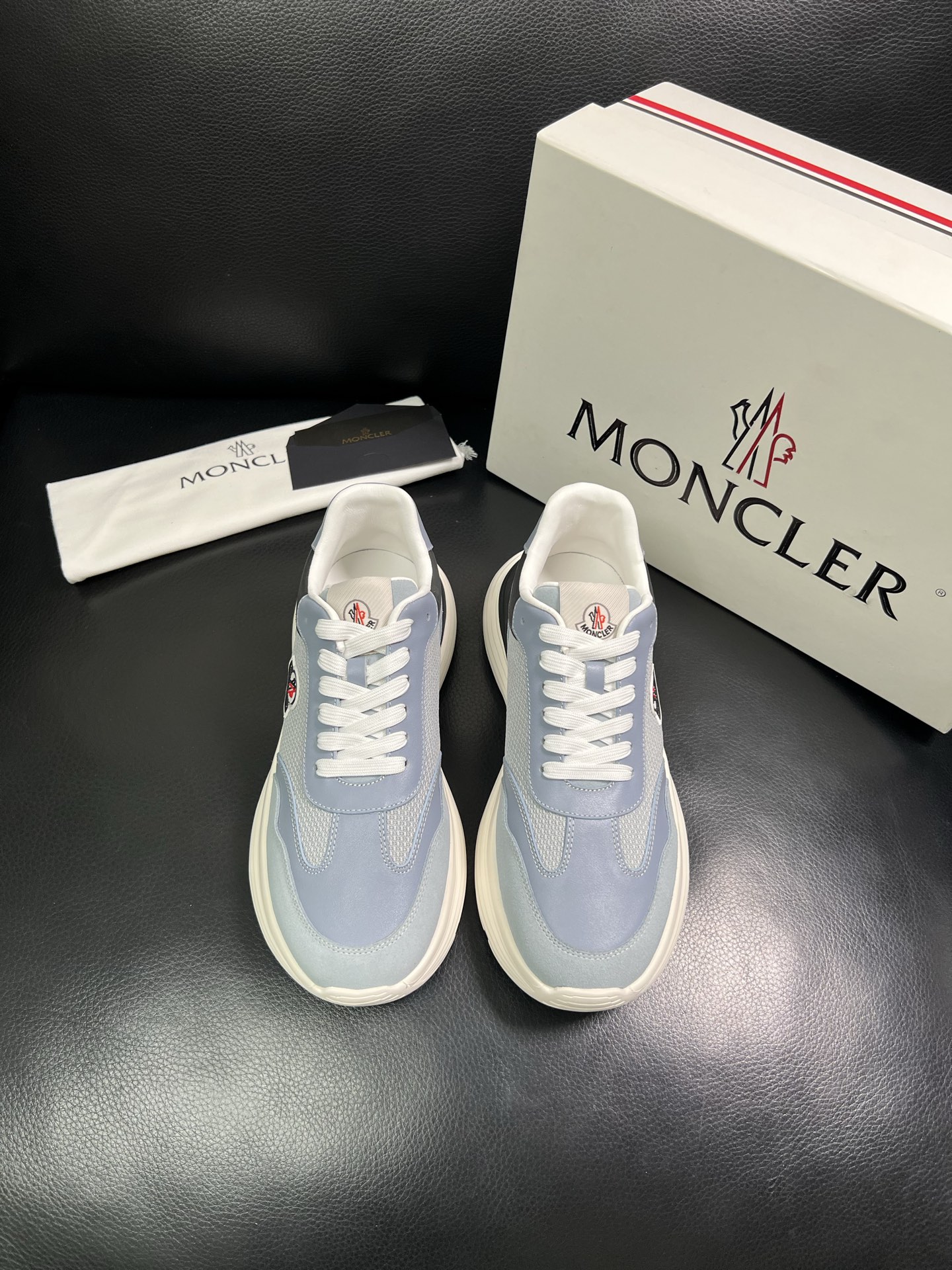 MONCLER 🔍顶级代购🇮🇹 蒙口 新品专柜新款，原厂配置意大利进口牛皮搭配网布面料，高品质复杂拼接工