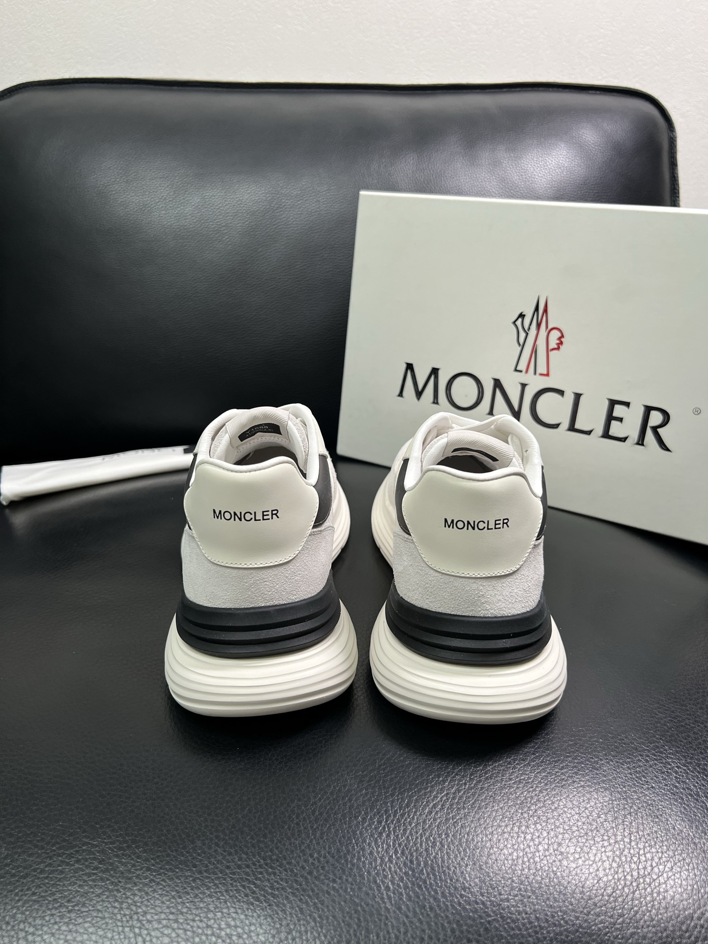 MONCLER 🔍顶级代购🇮🇹 蒙口 新品专柜新款，原厂配置意大利进口牛皮搭配网布面料，高品质复杂拼接工
