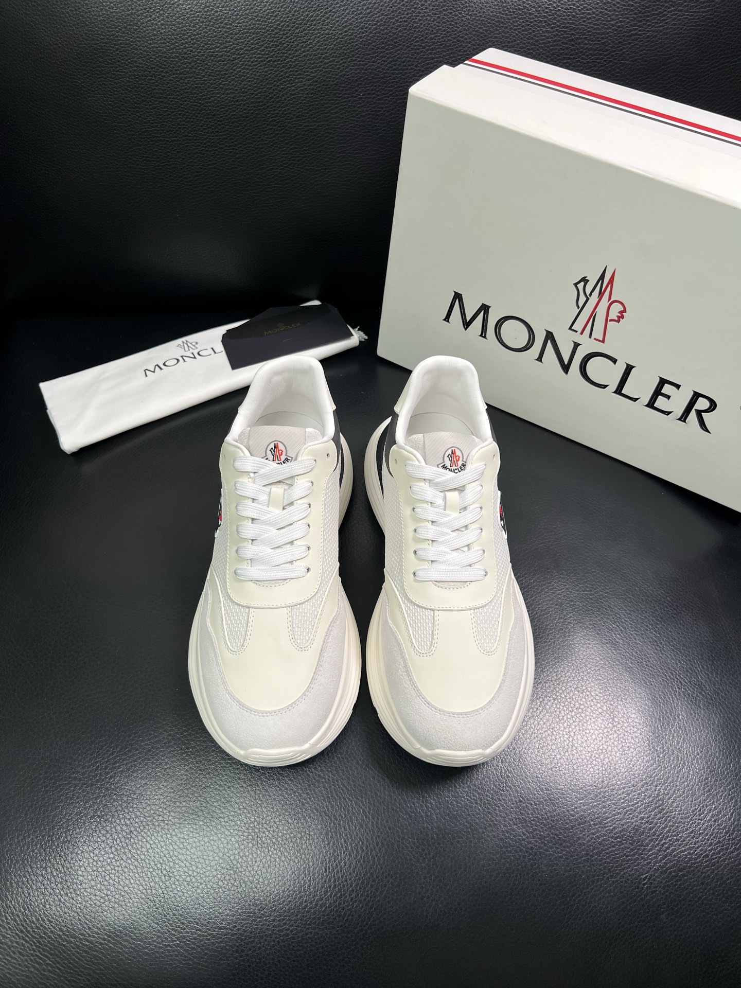 MONCLER 🔍顶级代购🇮🇹 蒙口 新品专柜新款，原厂配置意大利进口牛皮搭配网布面料，高品质复杂拼接工