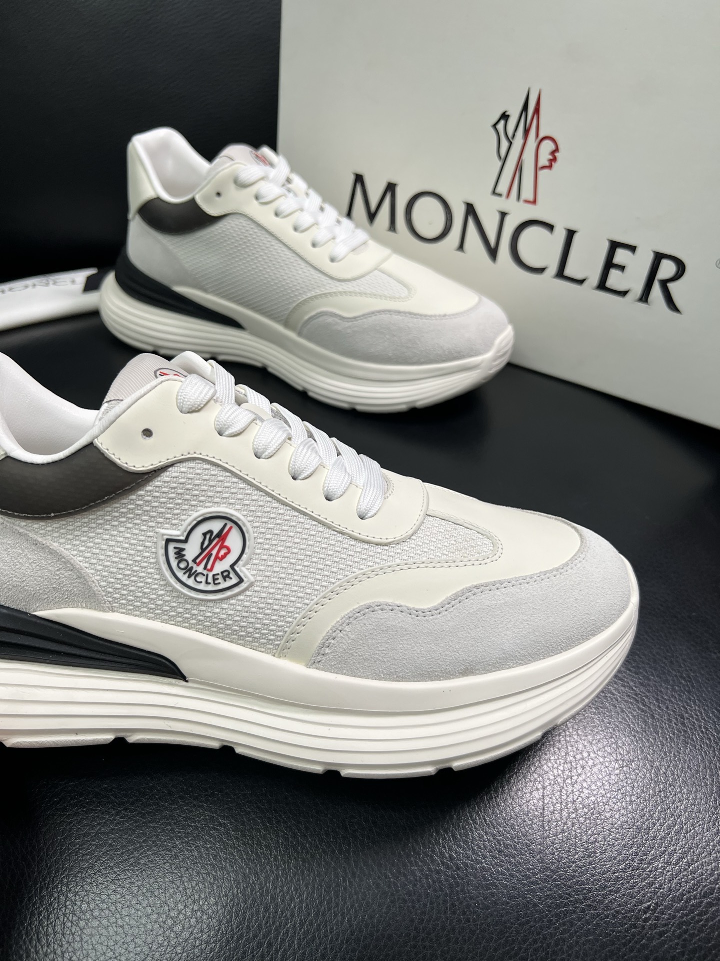 MONCLER 🔍顶级代购🇮🇹 蒙口 新品专柜新款，原厂配置意大利进口牛皮搭配网布面料，高品质复杂拼接工