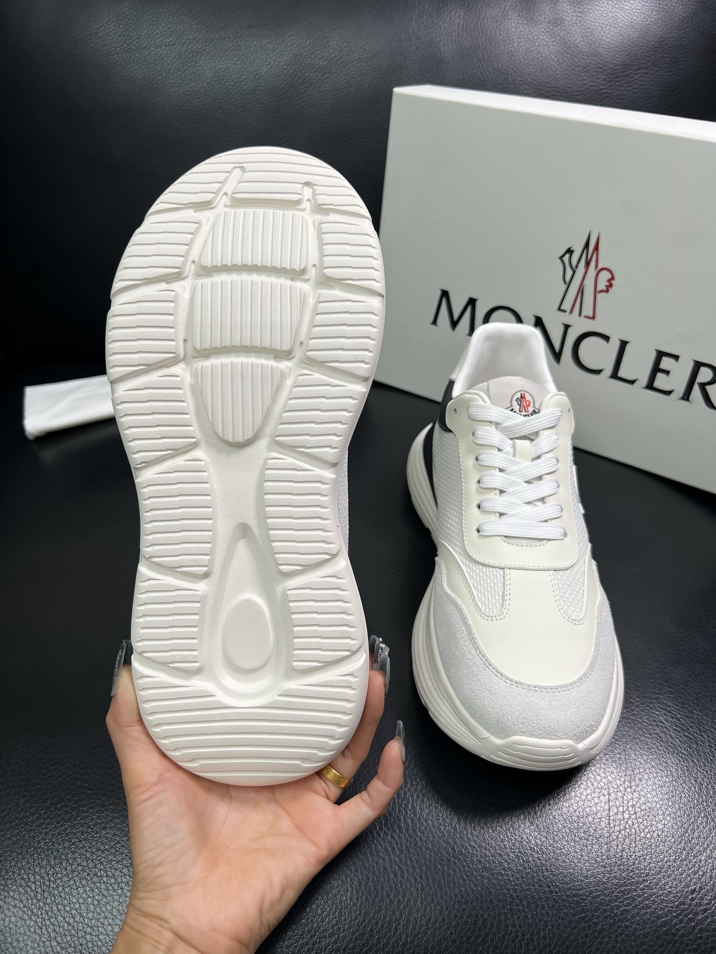 MONCLER 🔍顶级代购🇮🇹 蒙口 新品专柜新款，原厂配置意大利进口牛皮搭配网布面料，高品质复杂拼接工
