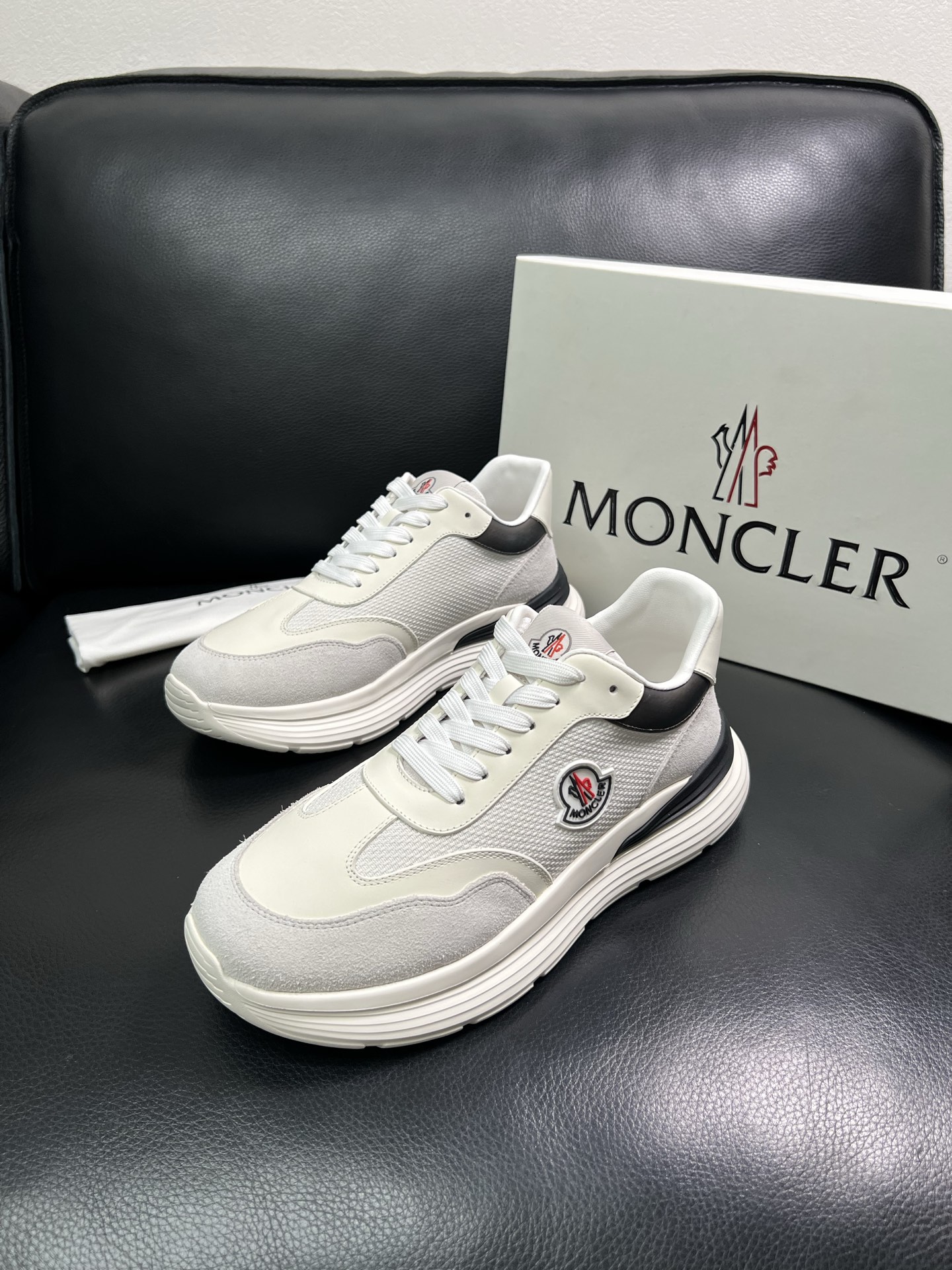 MONCLER 🔍顶级代购🇮🇹 蒙口 新品专柜新款，原厂配置意大利进口牛皮搭配网布面料，高品质复杂拼接工