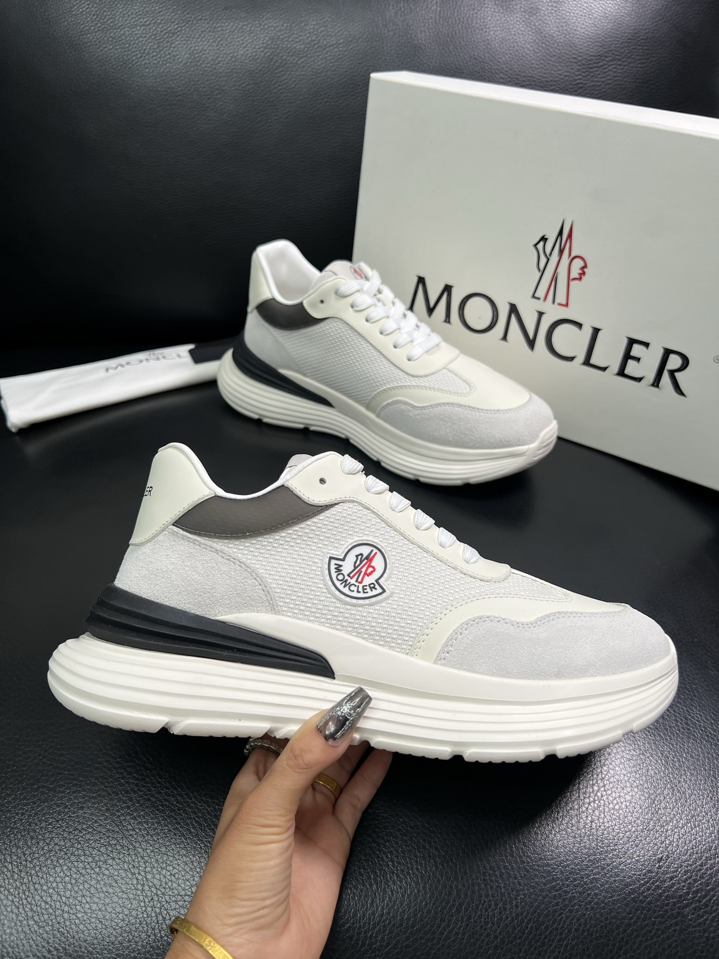 MONCLER 🔍顶级代购🇮🇹 蒙口 新品专柜新款，原厂配置意大利进口牛皮搭配网布面料，高品质复杂拼接工