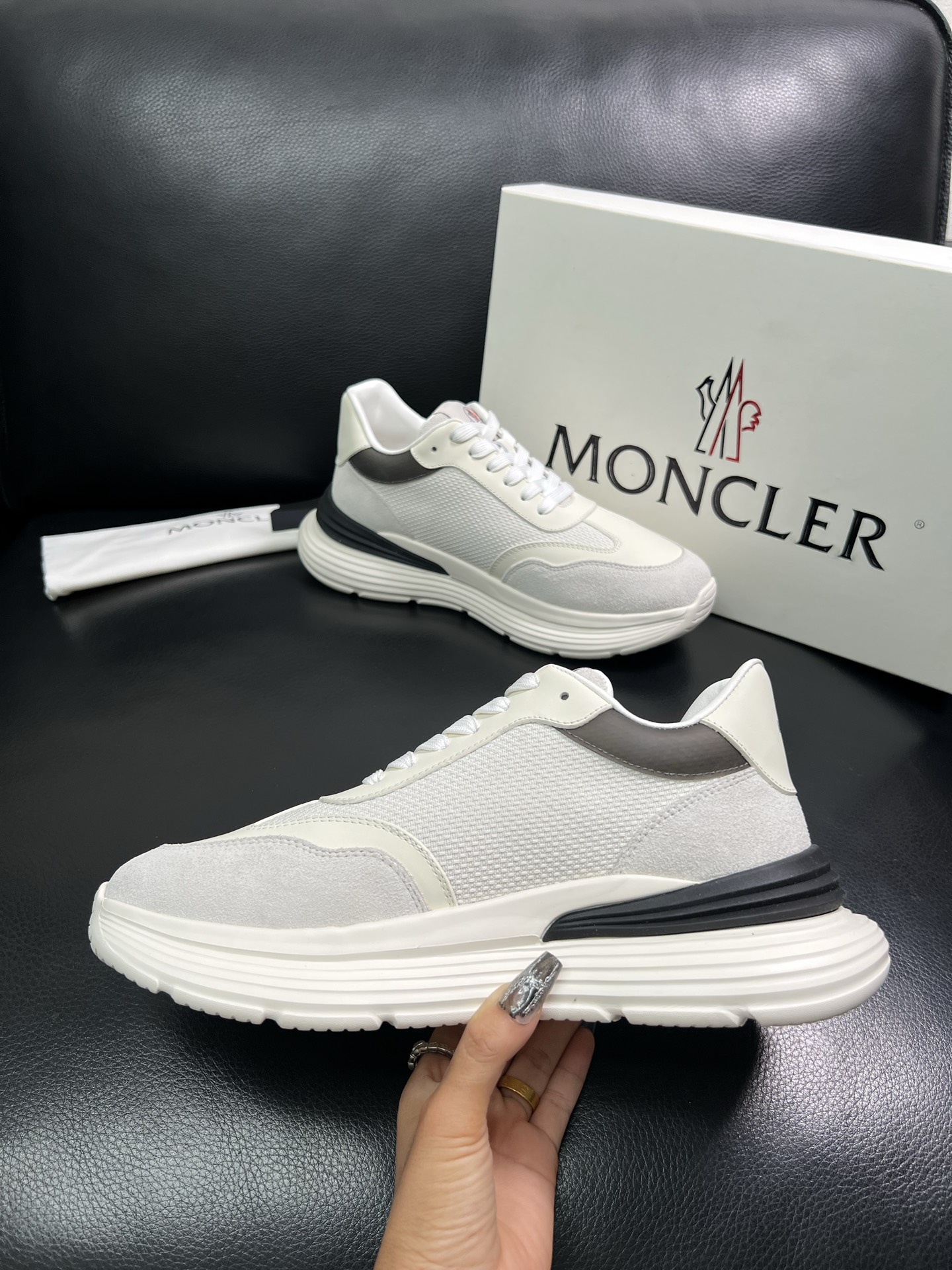 MONCLER 🔍顶级代购🇮🇹 蒙口 新品专柜新款，原厂配置意大利进口牛皮搭配网布面料，高品质复杂拼接工