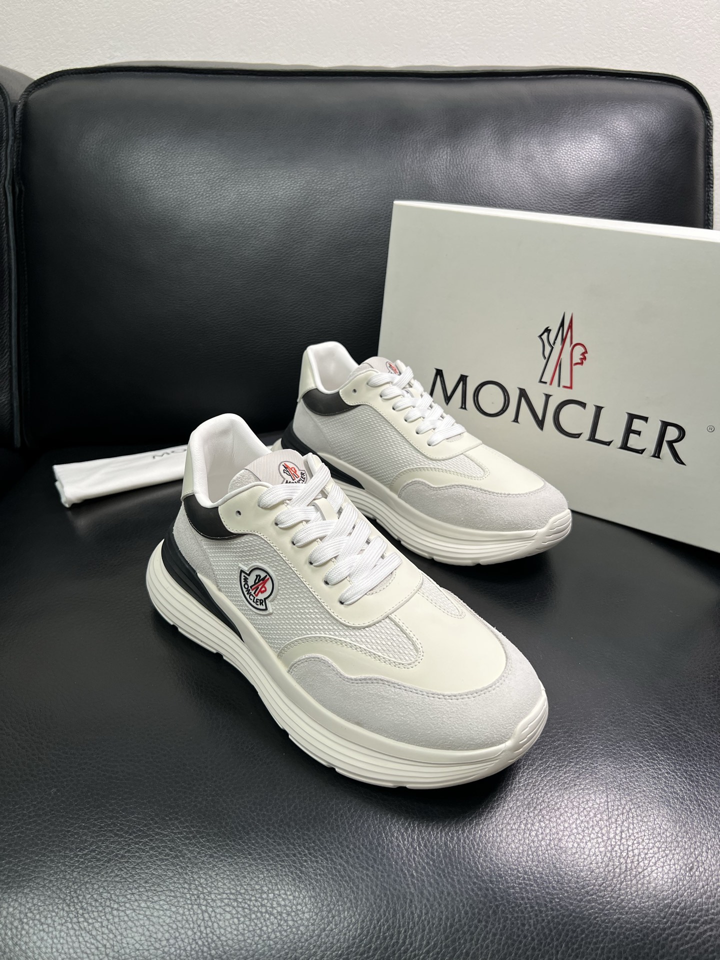 MONCLER 🔍顶级代购🇮🇹 蒙口 新品专柜新款，原厂配置意大利进口牛皮搭配网布面料，高品质复杂拼接工