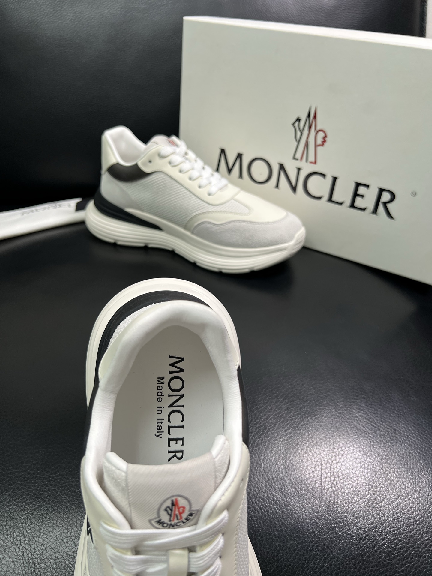 MONCLER 🔍顶级代购🇮🇹 蒙口 新品专柜新款，原厂配置意大利进口牛皮搭配网布面料，高品质复杂拼接工
