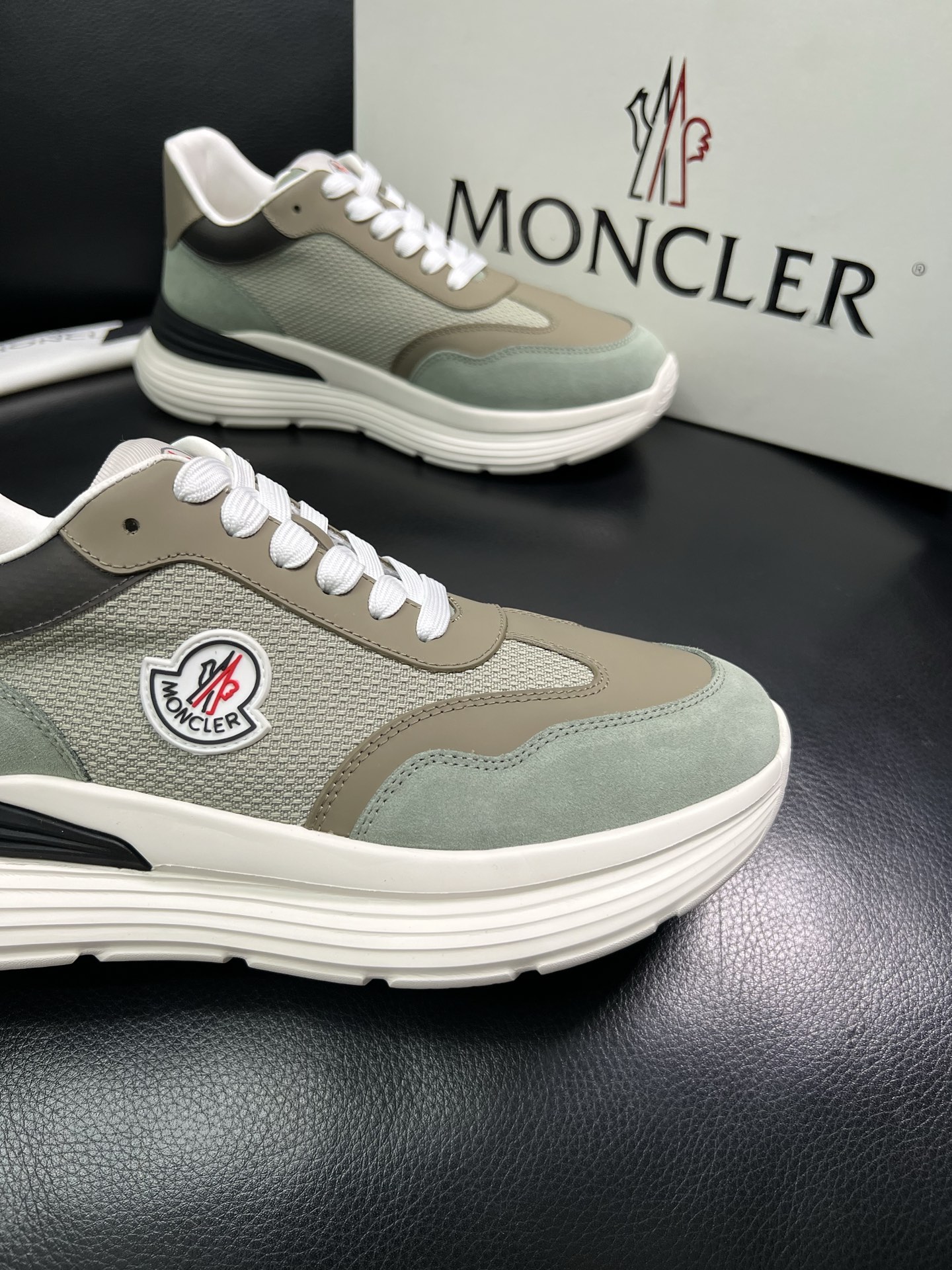 MONCLER 🔍顶级代购🇮🇹 蒙口 新品专柜新款，原厂配置意大利进口牛皮搭配网布面料，高品质复杂拼接工