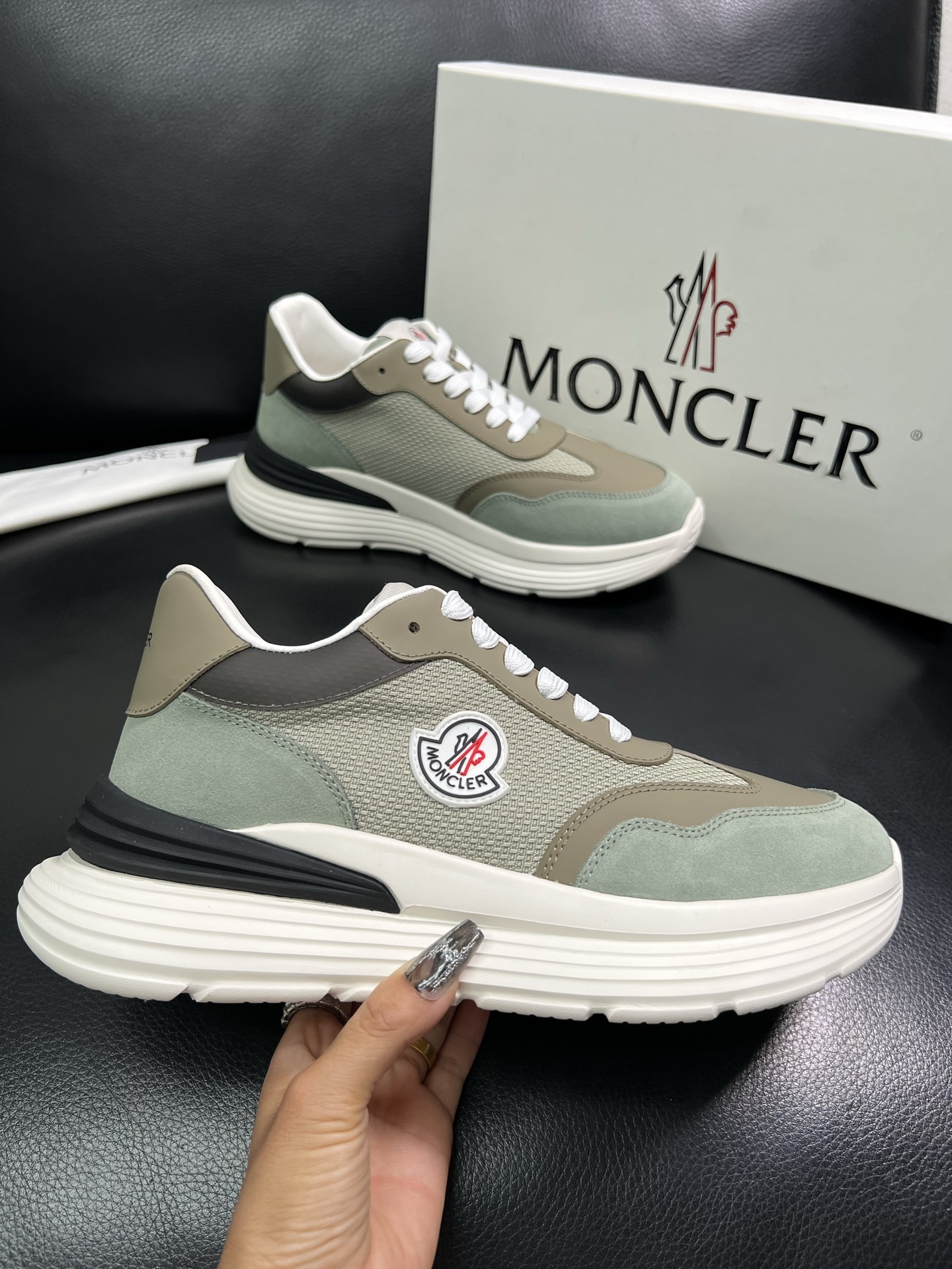 MONCLER 🔍顶级代购🇮🇹 蒙口 新品专柜新款，原厂配置意大利进口牛皮搭配网布面料，高品质复杂拼接工