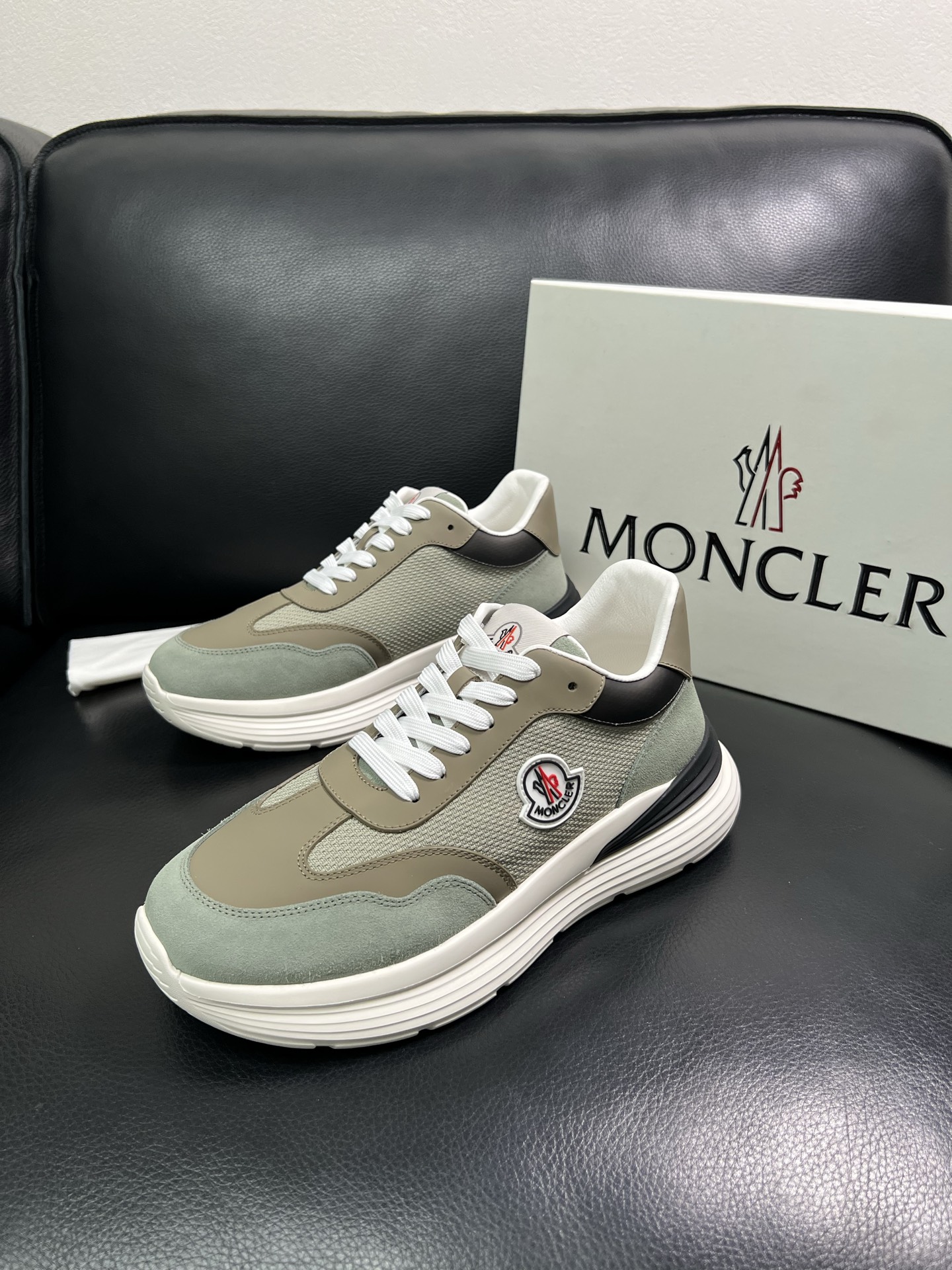 MONCLER 🔍顶级代购🇮🇹 蒙口 新品专柜新款，原厂配置意大利进口牛皮搭配网布面料，高品质复杂拼接工