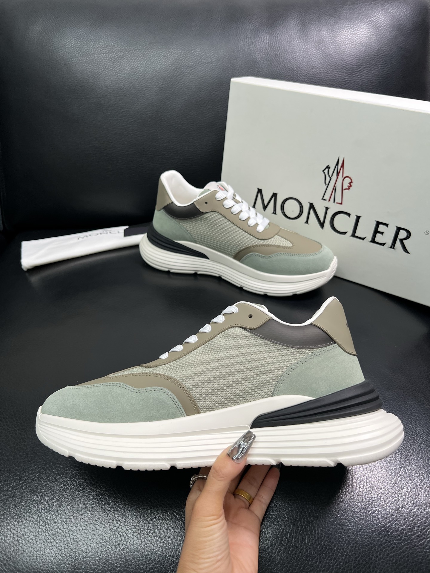 MONCLER 🔍顶级代购🇮🇹 蒙口 新品专柜新款，原厂配置意大利进口牛皮搭配网布面料，高品质复杂拼接工