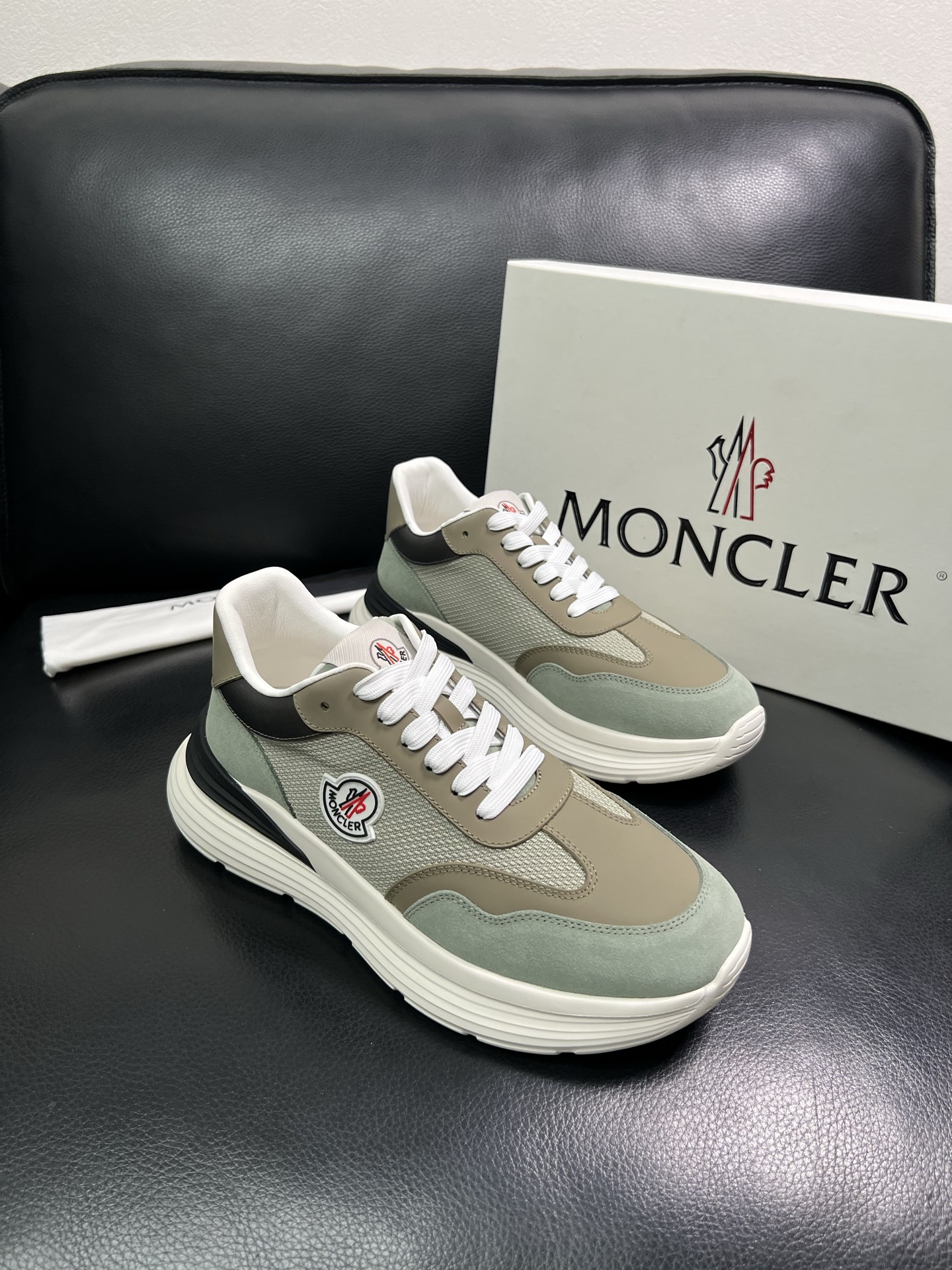 MONCLER 🔍顶级代购🇮🇹 蒙口 新品专柜新款，原厂配置意大利进口牛皮搭配网布面料，高品质复杂拼接工