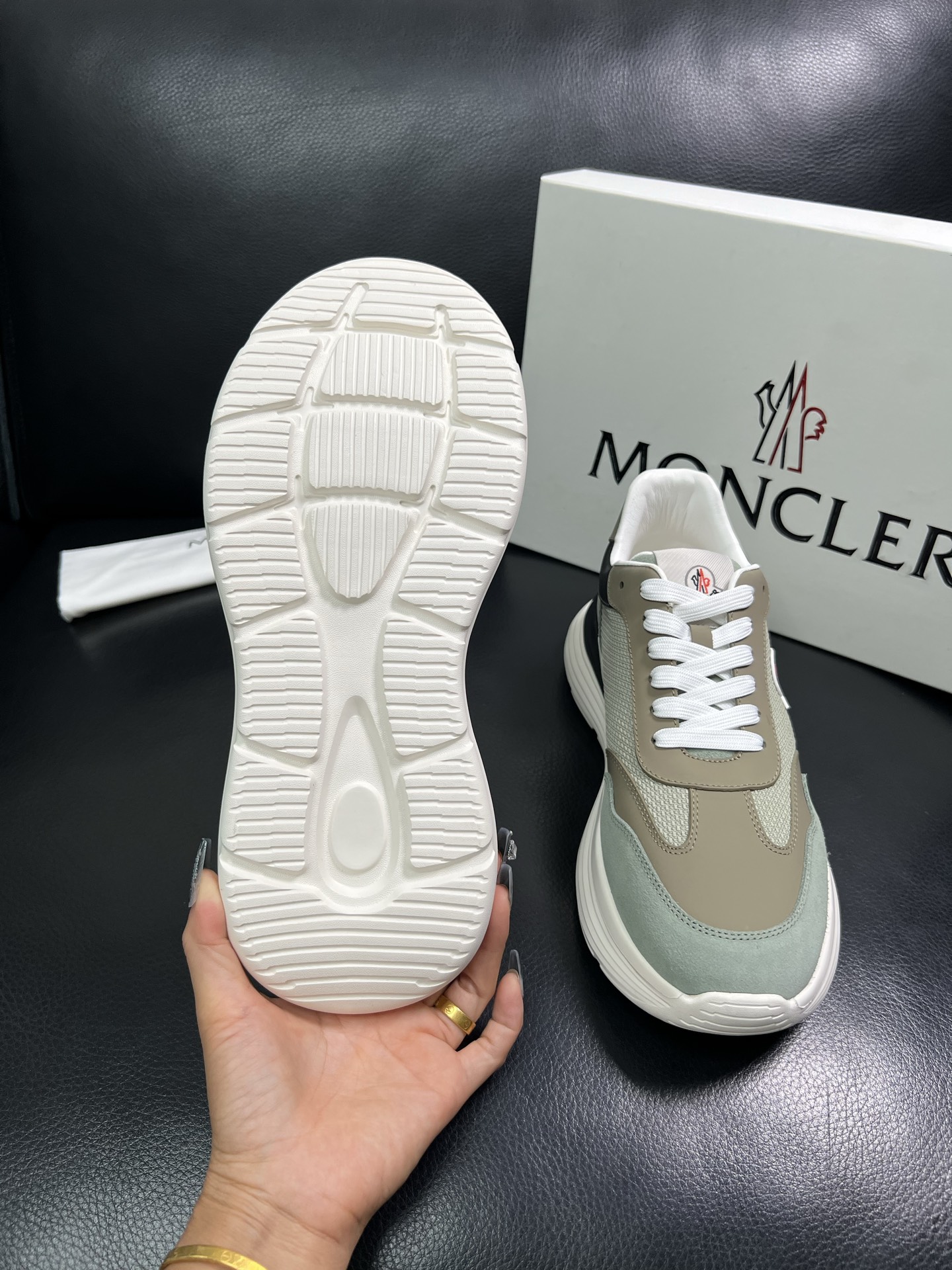 MONCLER 🔍顶级代购🇮🇹 蒙口 新品专柜新款，原厂配置意大利进口牛皮搭配网布面料，高品质复杂拼接工