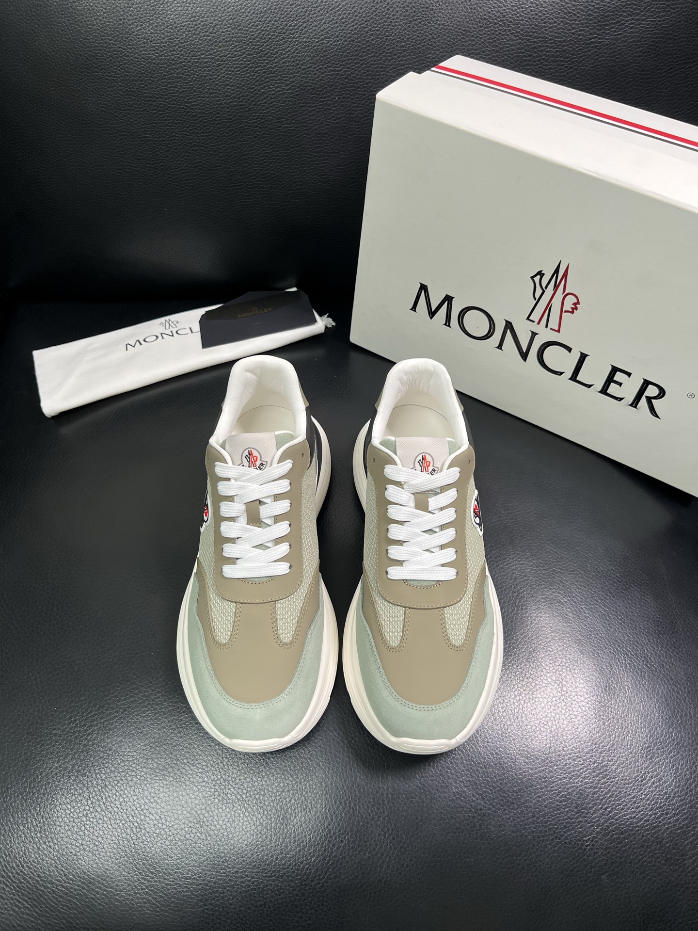 MONCLER 🔍顶级代购🇮🇹 蒙口 新品专柜新款，原厂配置意大利进口牛皮搭配网布面料，高品质复杂拼接工