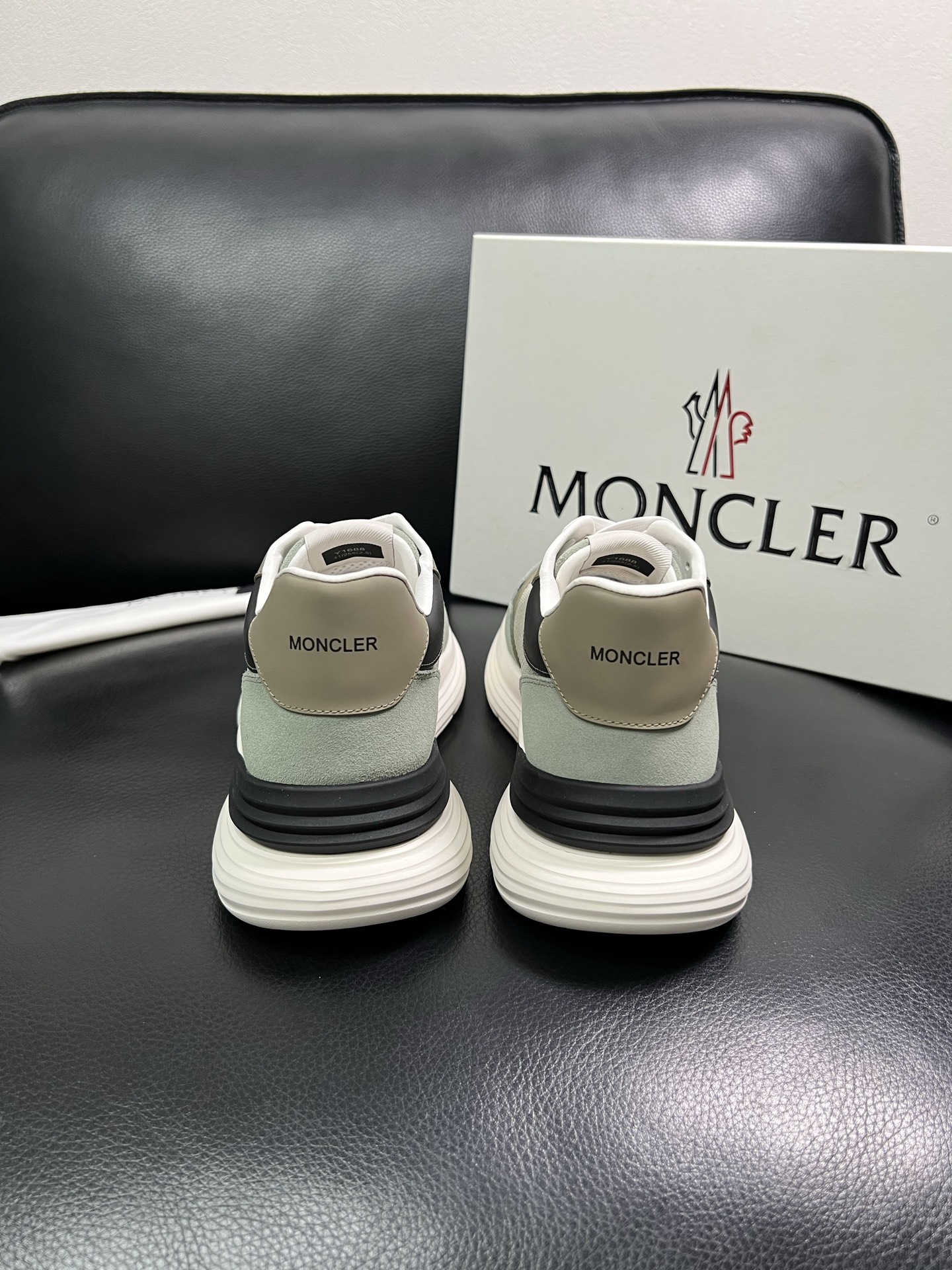 MONCLER 🔍顶级代购🇮🇹 蒙口 新品专柜新款，原厂配置意大利进口牛皮搭配网布面料，高品质复杂拼接工