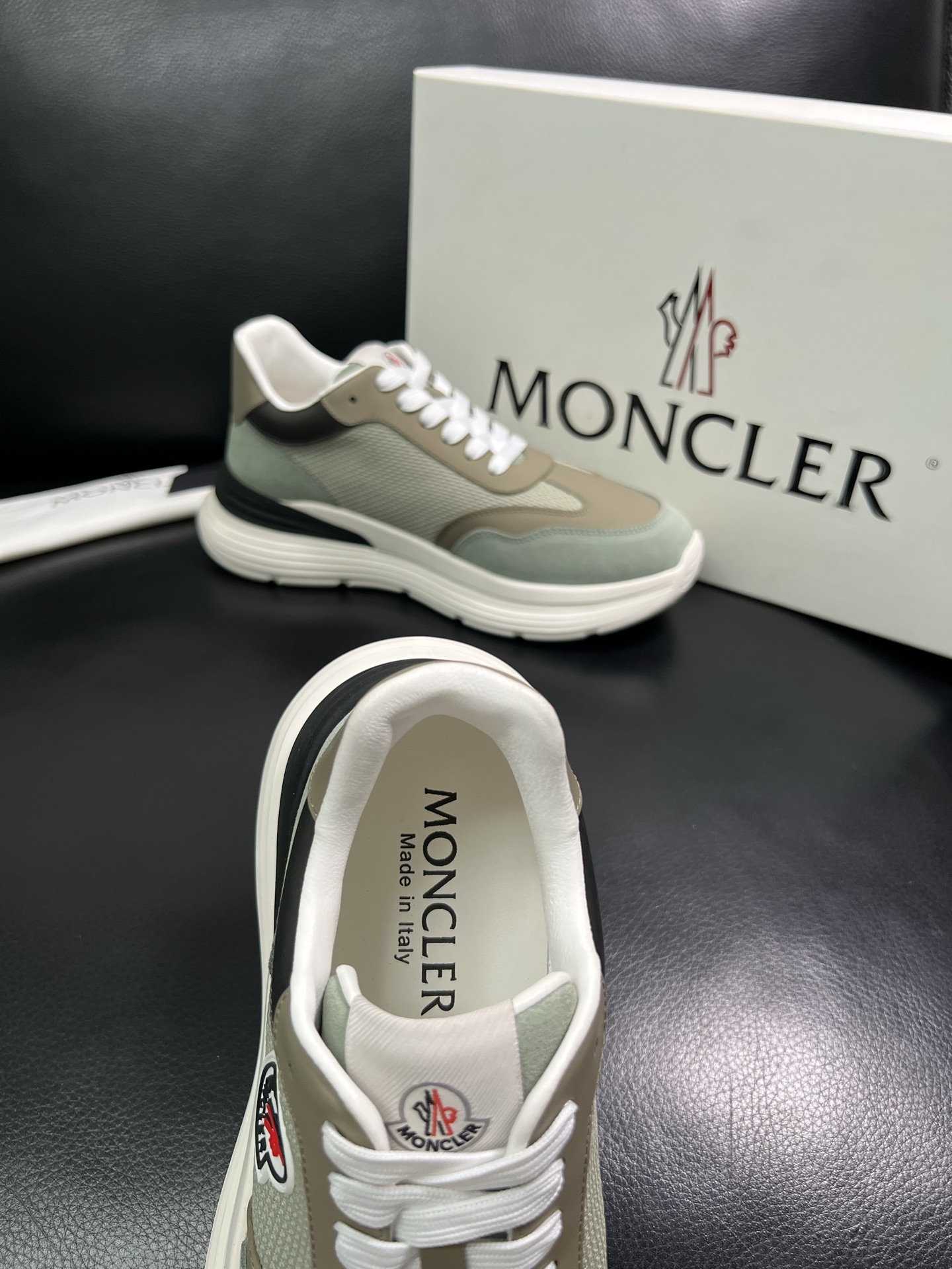 MONCLER 🔍顶级代购🇮🇹 蒙口 新品专柜新款，原厂配置意大利进口牛皮搭配网布面料，高品质复杂拼接工
