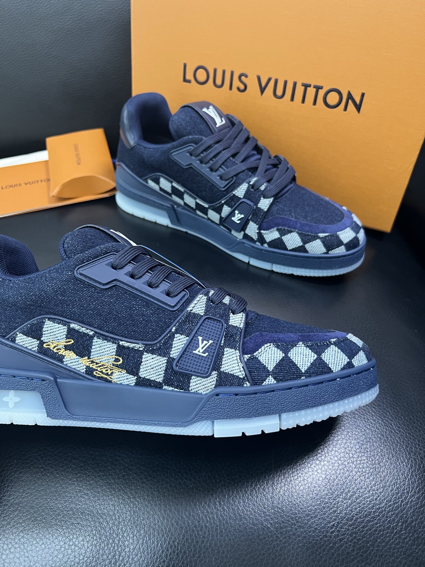 Lv 🔍顶级代购🇮🇹 路易威登，运动板鞋专柜同步，鞋面意大利进口，高品质拼接缤纷色彩复杂工艺品，进口网布