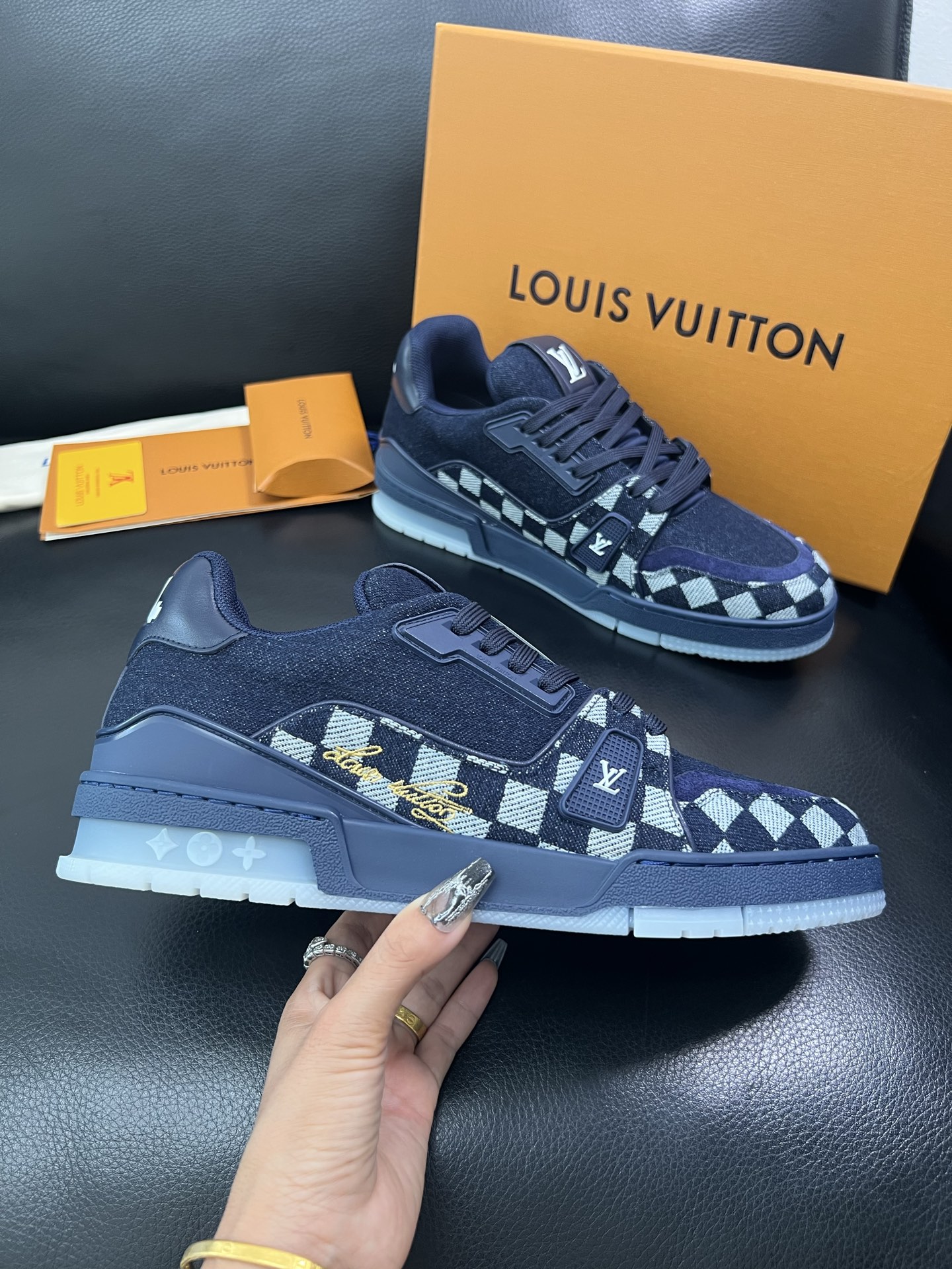 Lv 🔍顶级代购🇮🇹 路易威登，运动板鞋专柜同步，鞋面意大利进口，高品质拼接缤纷色彩复杂工艺品，进口网布
