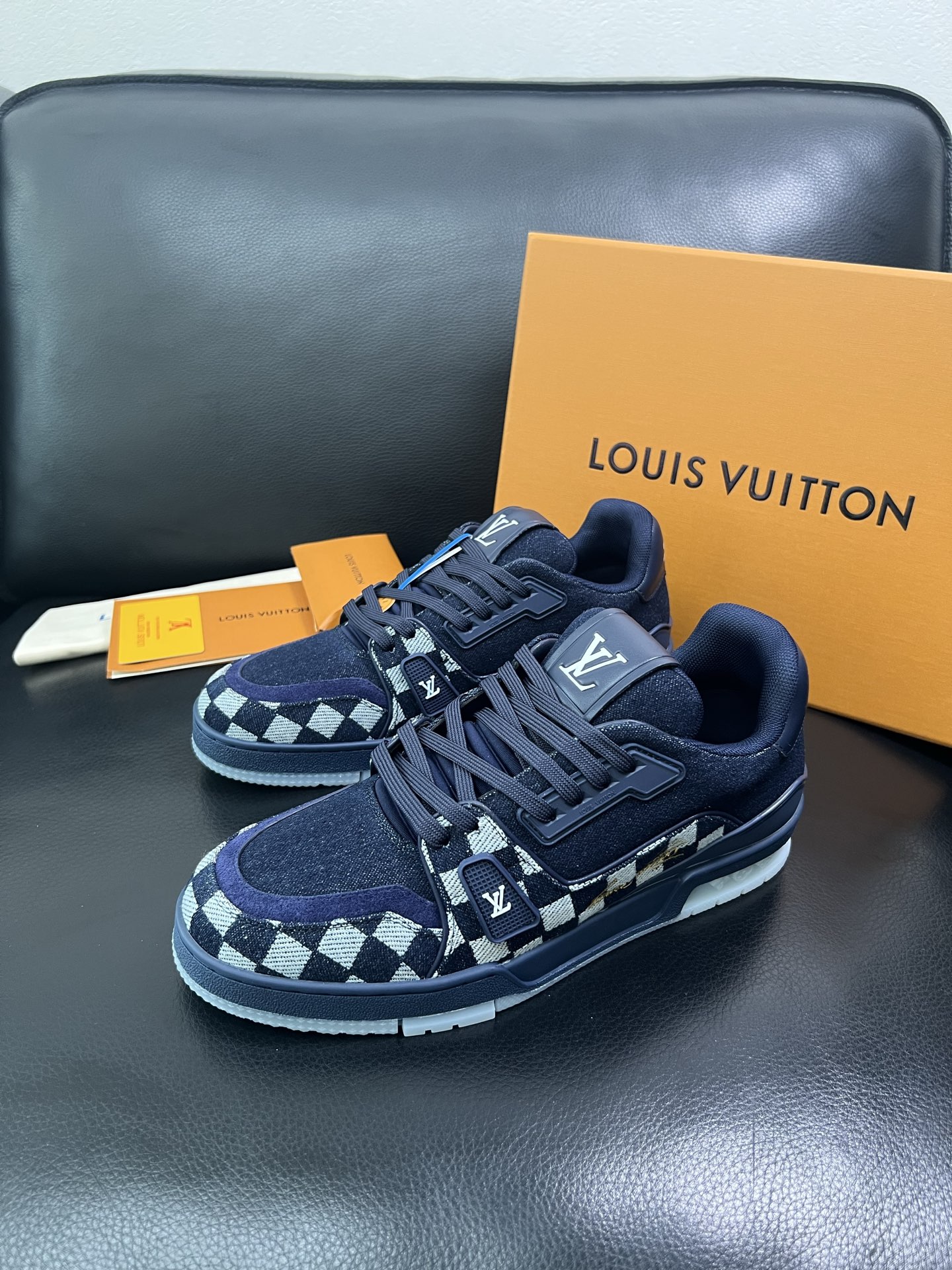 Lv 🔍顶级代购🇮🇹 路易威登，运动板鞋专柜同步，鞋面意大利进口，高品质拼接缤纷色彩复杂工艺品，进口网布