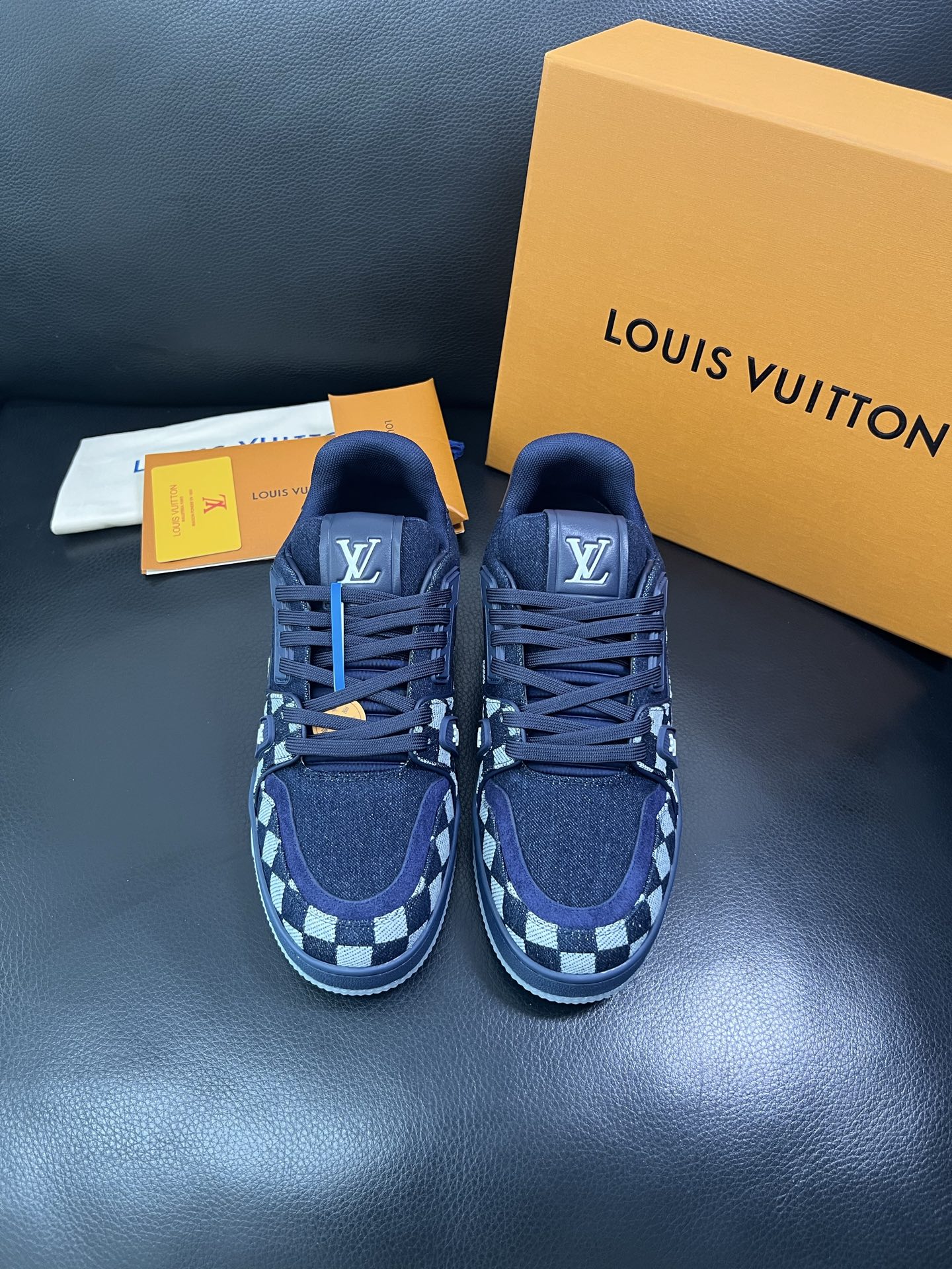Lv 🔍顶级代购🇮🇹 路易威登，运动板鞋专柜同步，鞋面意大利进口，高品质拼接缤纷色彩复杂工艺品，进口网布