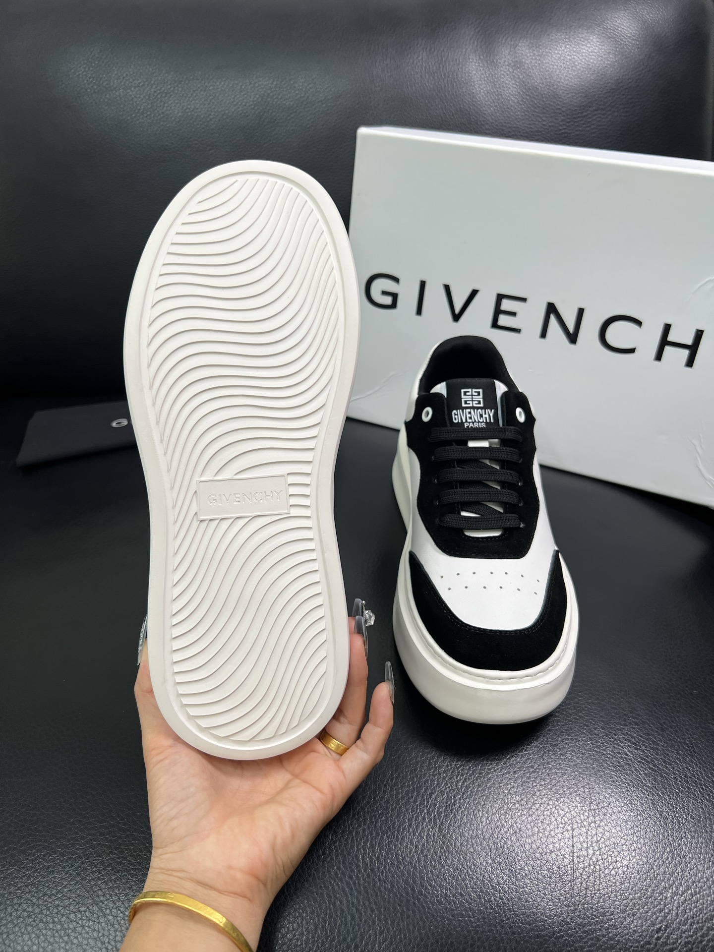 Givenchy 🔍顶级代购🇮🇹 纪梵希 新品专柜同步原厂配置，意大利进口牛皮面料，全鞋配件私模打造，柔