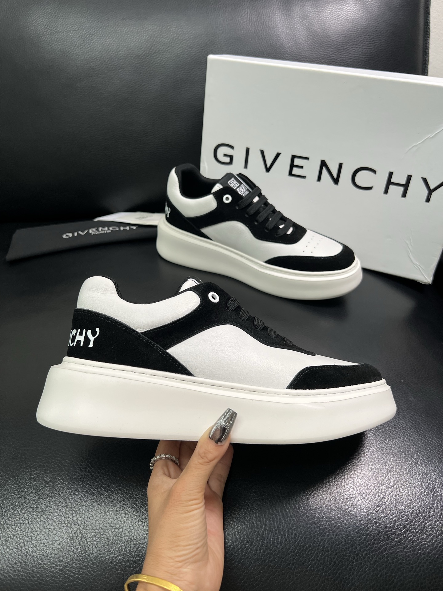 Givenchy 🔍顶级代购🇮🇹 纪梵希 新品专柜同步原厂配置，意大利进口牛皮面料，全鞋配件私模打造，柔
