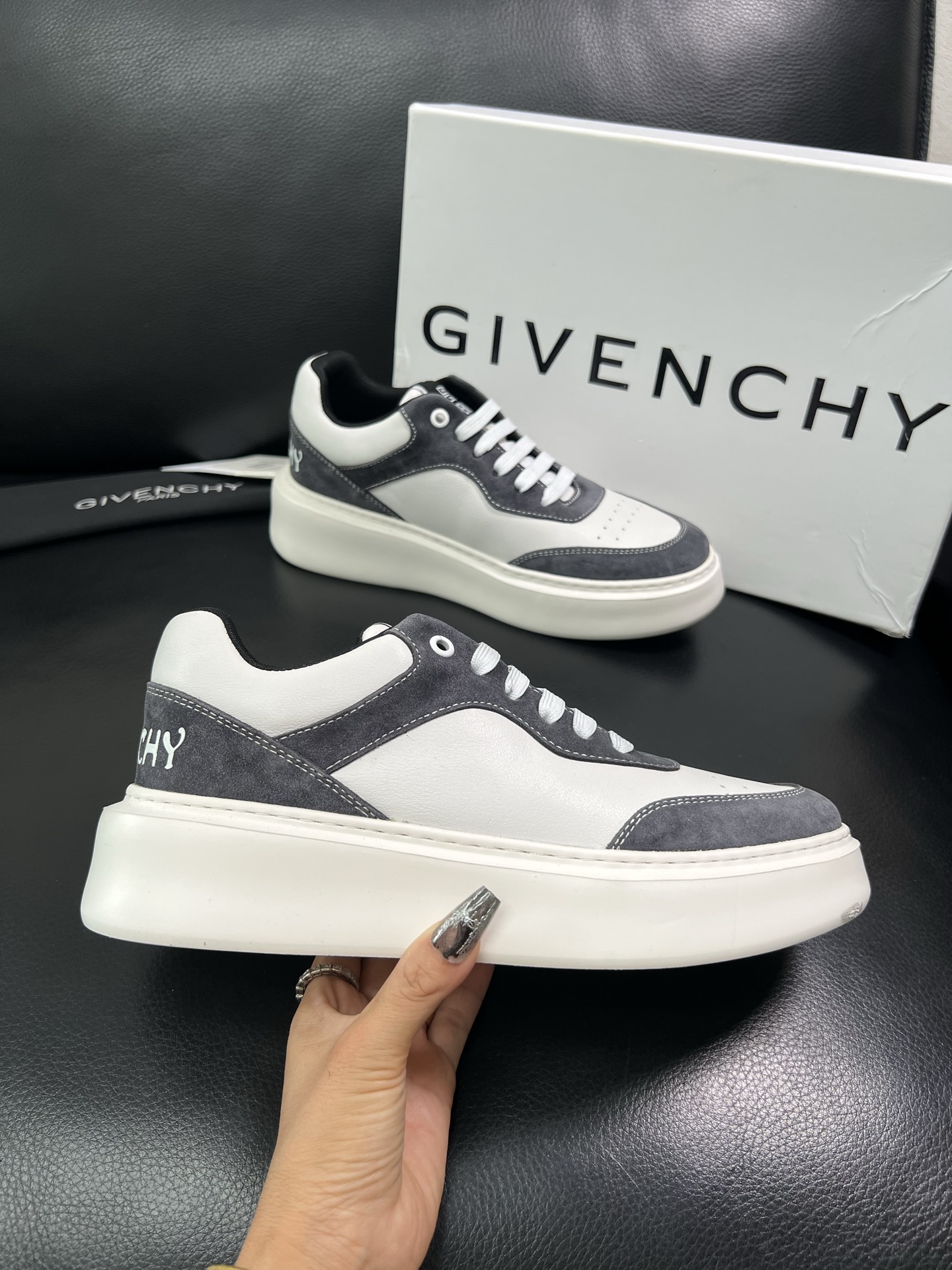 Givenchy 🔍顶级代购🇮🇹 纪梵希 新品专柜同步原厂配置，意大利进口牛皮面料，全鞋配件私模打造，柔