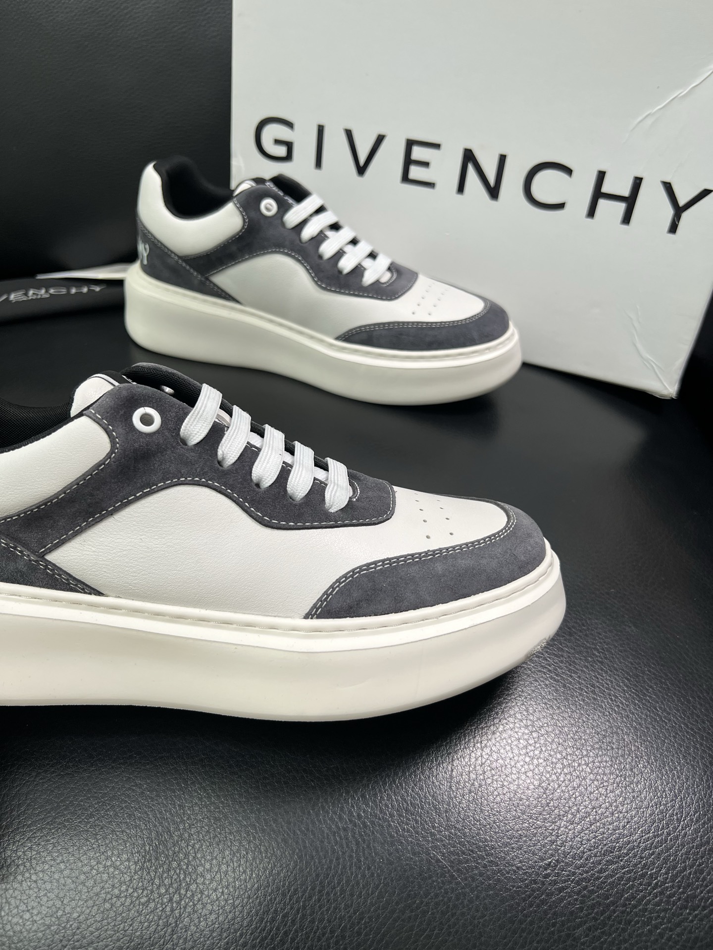 Givenchy 🔍顶级代购🇮🇹 纪梵希 新品专柜同步原厂配置，意大利进口牛皮面料，全鞋配件私模打造，柔