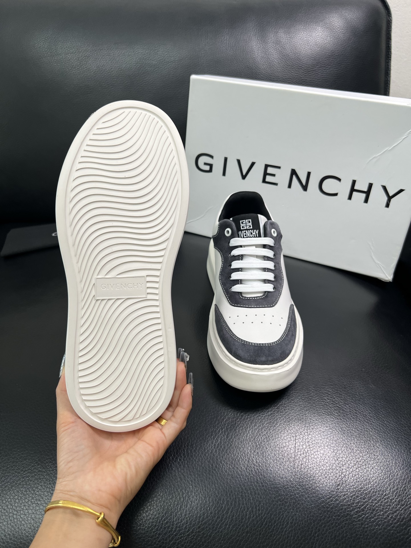 Givenchy 🔍顶级代购🇮🇹 纪梵希 新品专柜同步原厂配置，意大利进口牛皮面料，全鞋配件私模打造，柔