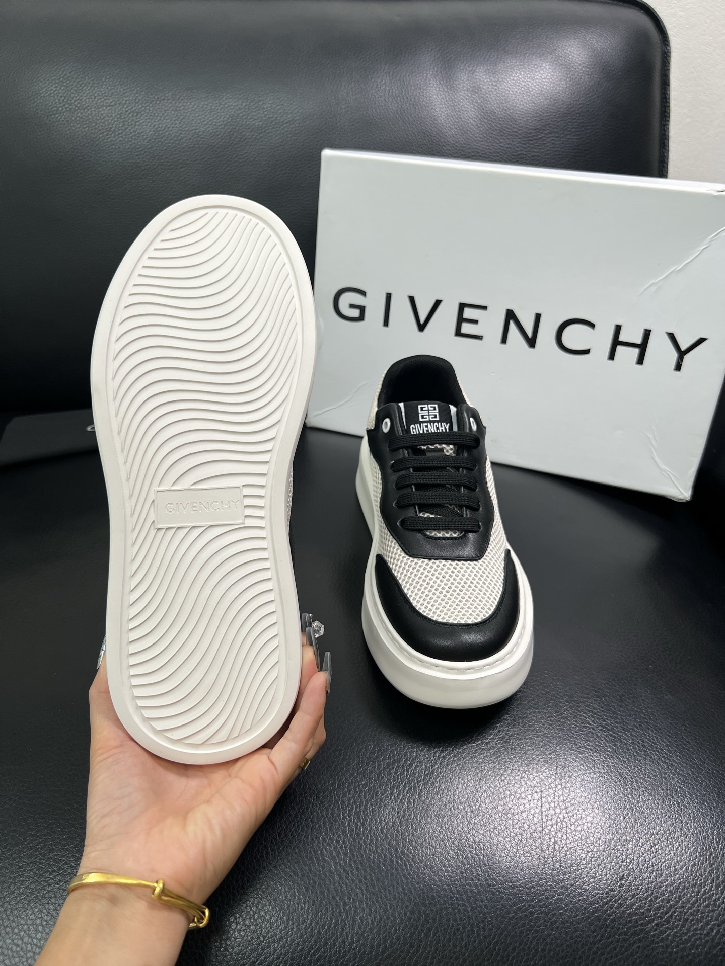 Givenchy 🔍顶级代购🇮🇹 纪梵希 新品专柜同步原厂配置，意大利进口牛皮搭配网布面料，全鞋配件私模