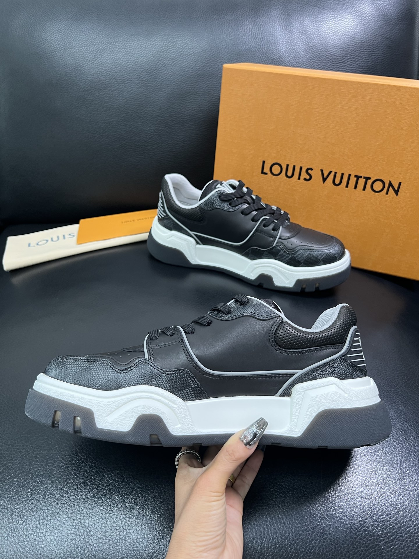 Lv 顶级代购 路易威登，专柜同步，鞋面意大利进口牛皮，进口网布里垫柔软舒适，鞋底：原厂特供原版底，TP