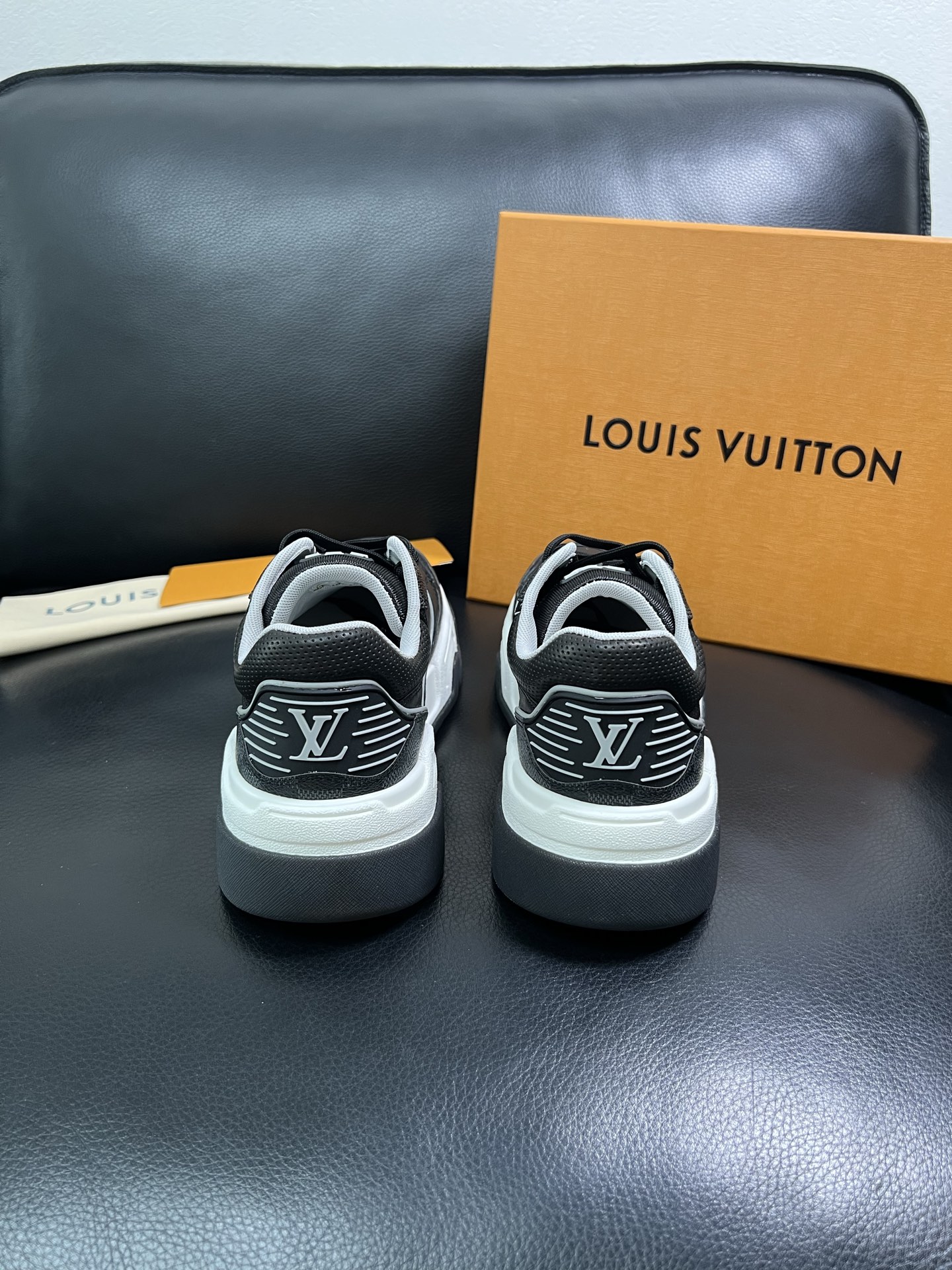 Lv 顶级代购 路易威登，专柜同步，鞋面意大利进口牛皮，进口网布里垫柔软舒适，鞋底：原厂特供原版底，TP