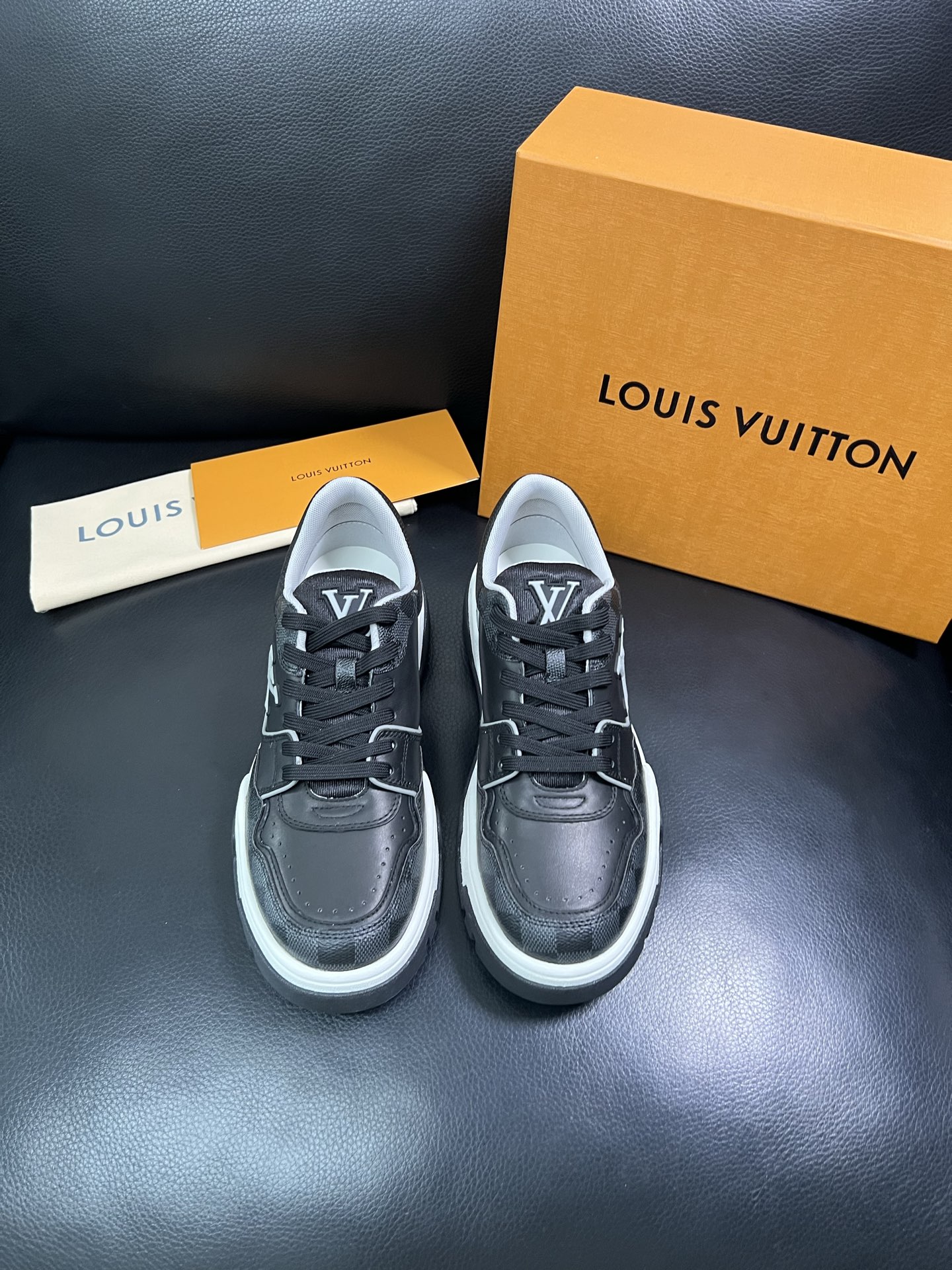 Lv 顶级代购 路易威登，专柜同步，鞋面意大利进口牛皮，进口网布里垫柔软舒适，鞋底：原厂特供原版底，TP