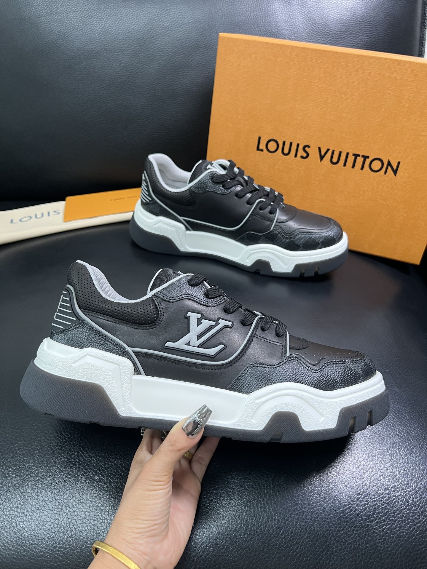 Lv 顶级代购 路易威登，专柜同步，鞋面意大利进口牛皮，进口网布里垫柔软舒适，鞋底：原厂特供原版底，TP