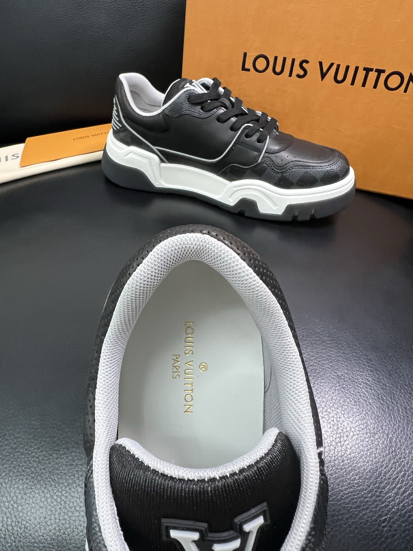 Lv 顶级代购 路易威登，专柜同步，鞋面意大利进口牛皮，进口网布里垫柔软舒适，鞋底：原厂特供原版底，TP