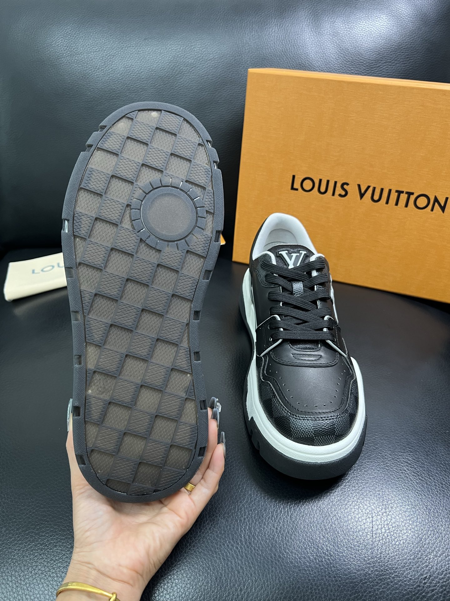 Lv 顶级代购 路易威登，专柜同步，鞋面意大利进口牛皮，进口网布里垫柔软舒适，鞋底：原厂特供原版底，TP