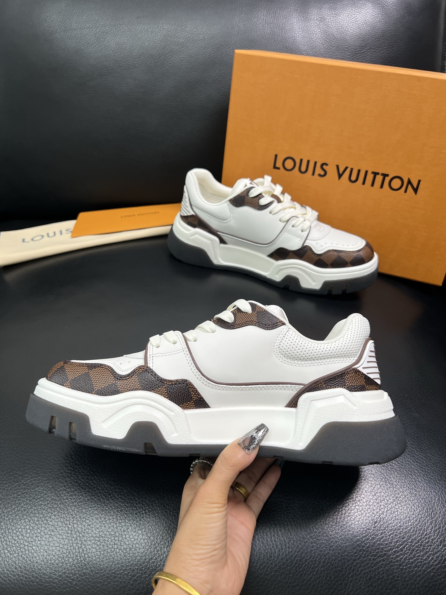 Lv 顶级代购 路易威登，专柜同步，鞋面意大利进口牛皮，进口网布里垫柔软舒适，鞋底：原厂特供原版底，TP