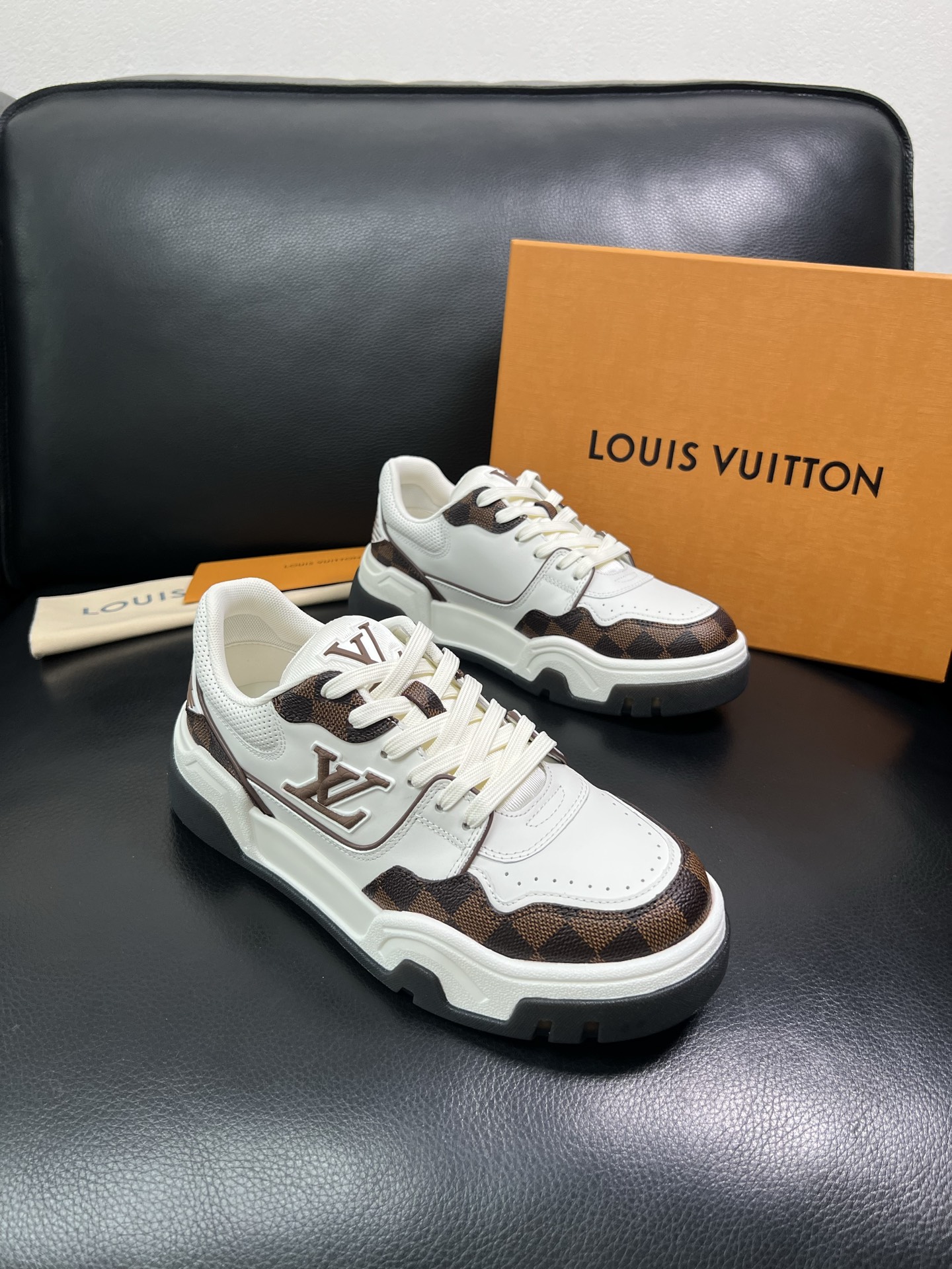 Lv 顶级代购 路易威登，专柜同步，鞋面意大利进口牛皮，进口网布里垫柔软舒适，鞋底：原厂特供原版底，TP
