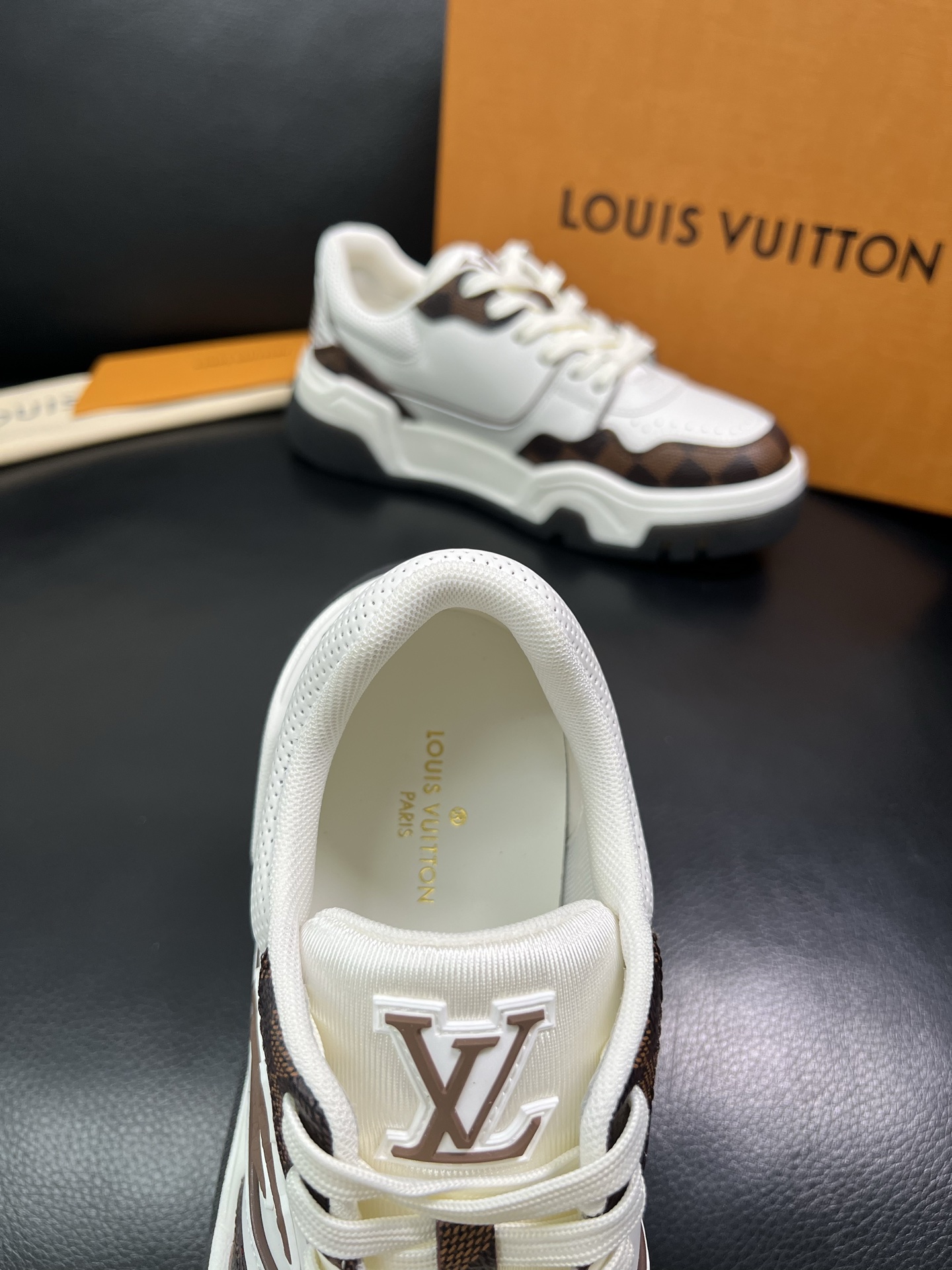 Lv 顶级代购 路易威登，专柜同步，鞋面意大利进口牛皮，进口网布里垫柔软舒适，鞋底：原厂特供原版底，TP
