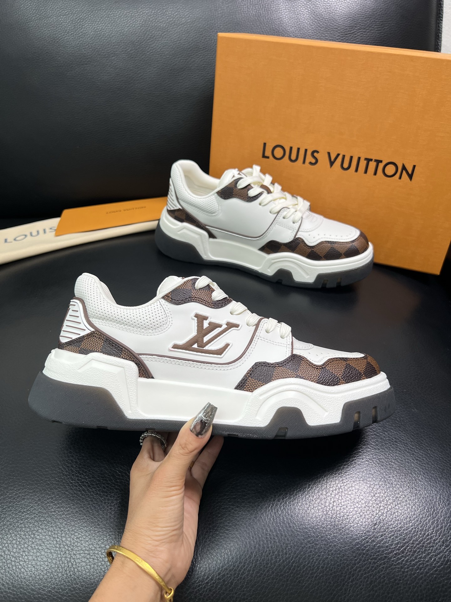 Lv 顶级代购 路易威登，专柜同步，鞋面意大利进口牛皮，进口网布里垫柔软舒适，鞋底：原厂特供原版底，TP
