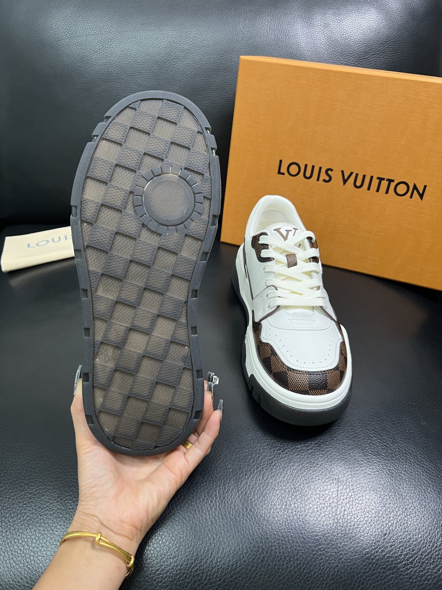 Lv 顶级代购 路易威登，专柜同步，鞋面意大利进口牛皮，进口网布里垫柔软舒适，鞋底：原厂特供原版底，TP