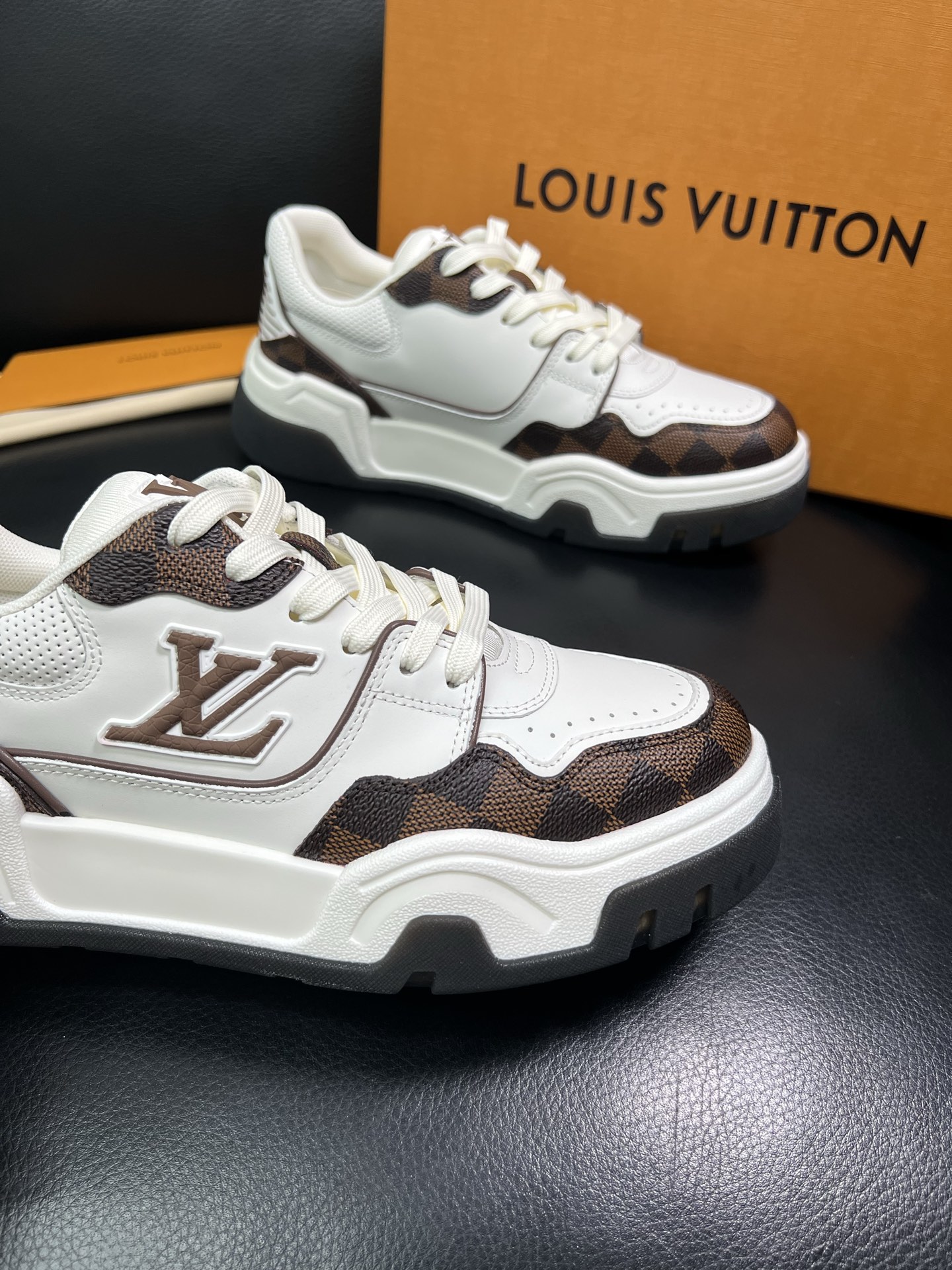 Lv 顶级代购 路易威登，专柜同步，鞋面意大利进口牛皮，进口网布里垫柔软舒适，鞋底：原厂特供原版底，TP