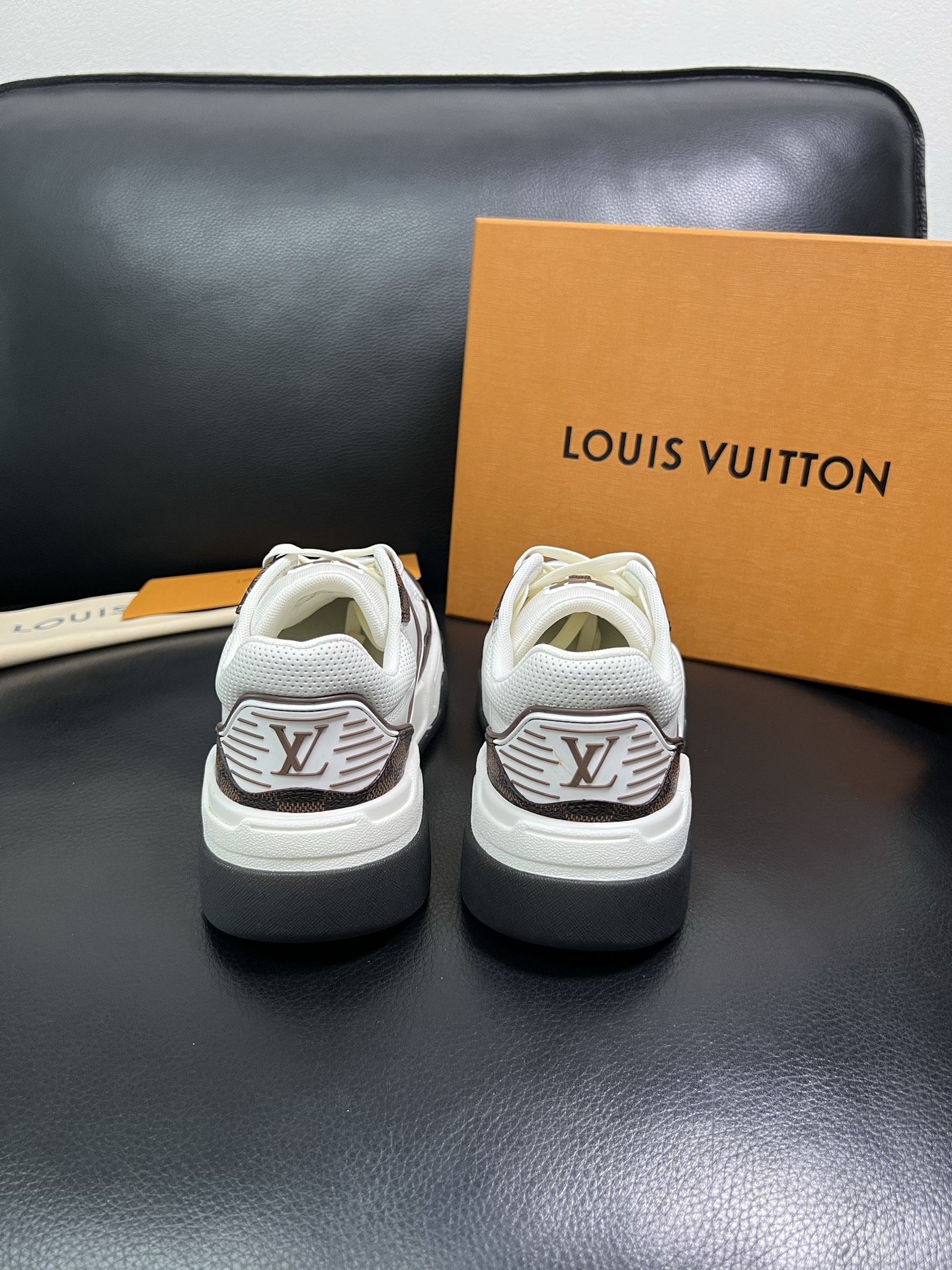 Lv 顶级代购 路易威登，专柜同步，鞋面意大利进口牛皮，进口网布里垫柔软舒适，鞋底：原厂特供原版底，TP