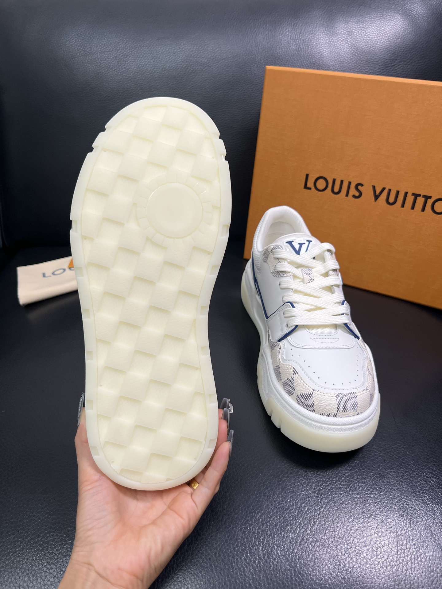 Lv 顶级代购 路易威登，专柜同步，鞋面意大利进口牛皮，进口网布里垫柔软舒适，鞋底：原厂特供原版底，TP