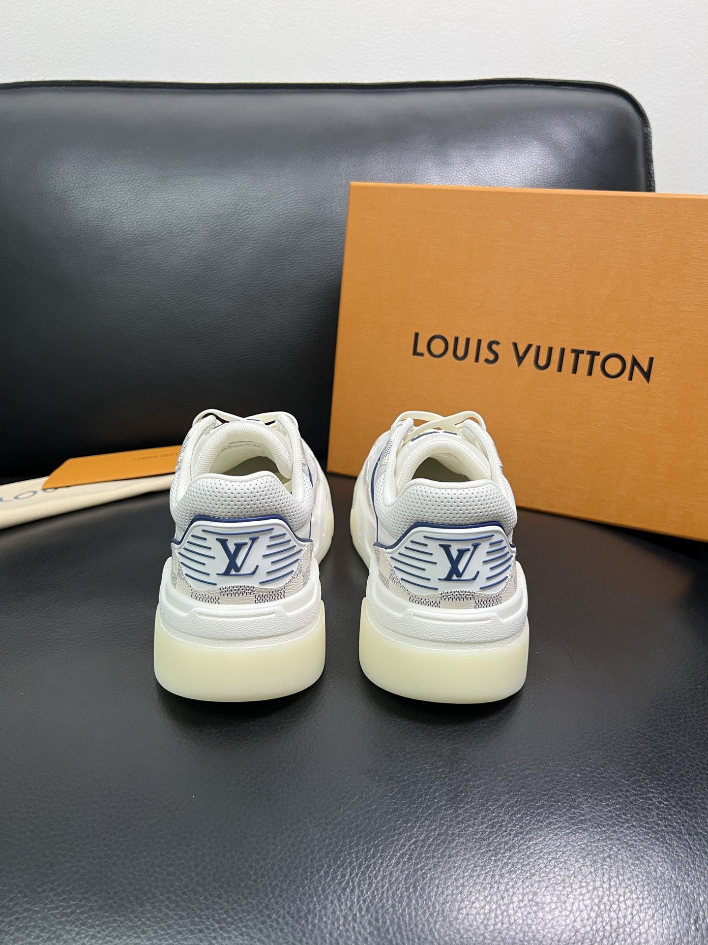 Lv 顶级代购 路易威登，专柜同步，鞋面意大利进口牛皮，进口网布里垫柔软舒适，鞋底：原厂特供原版底，TP