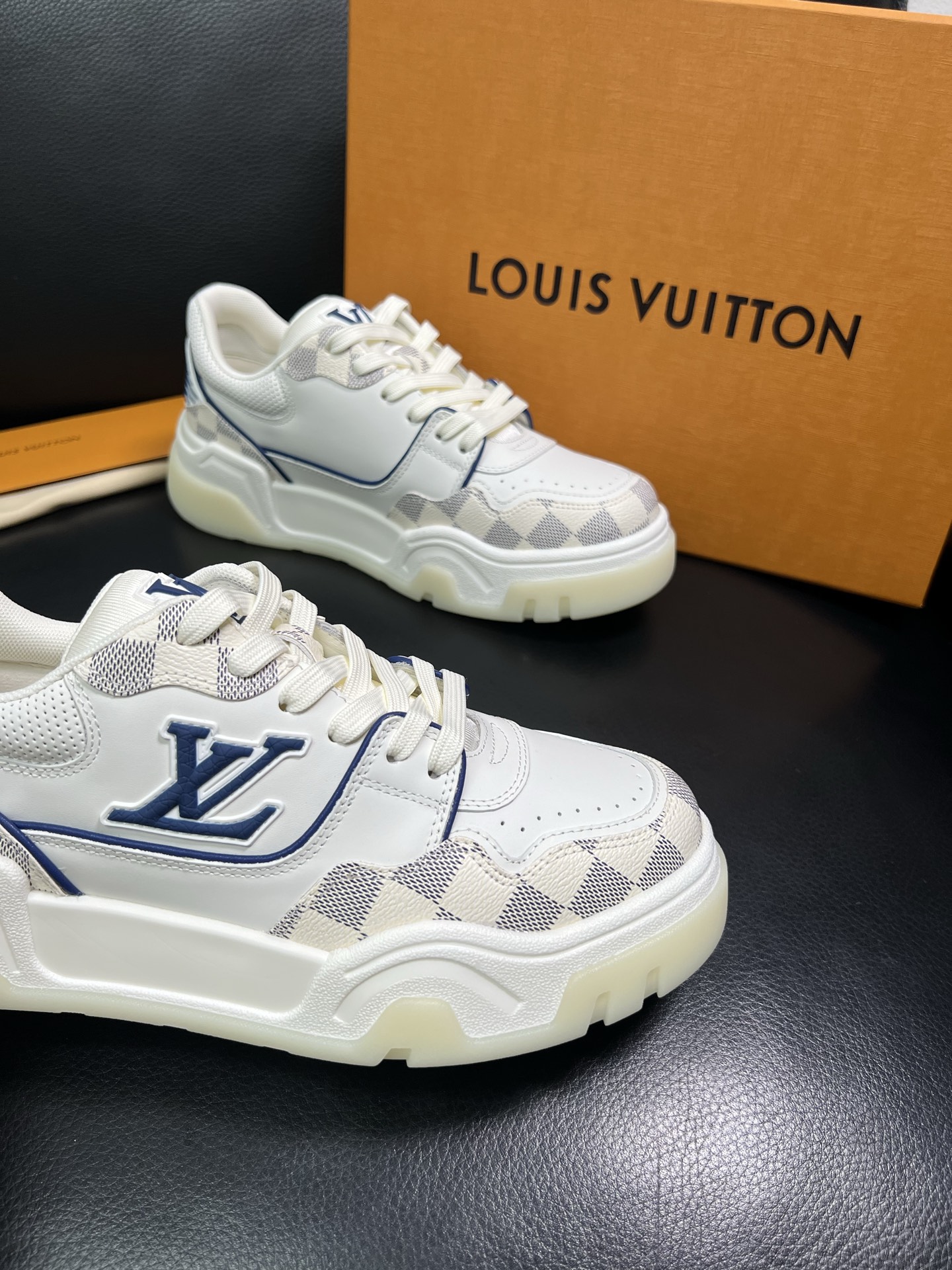 Lv 顶级代购 路易威登，专柜同步，鞋面意大利进口牛皮，进口网布里垫柔软舒适，鞋底：原厂特供原版底，TP