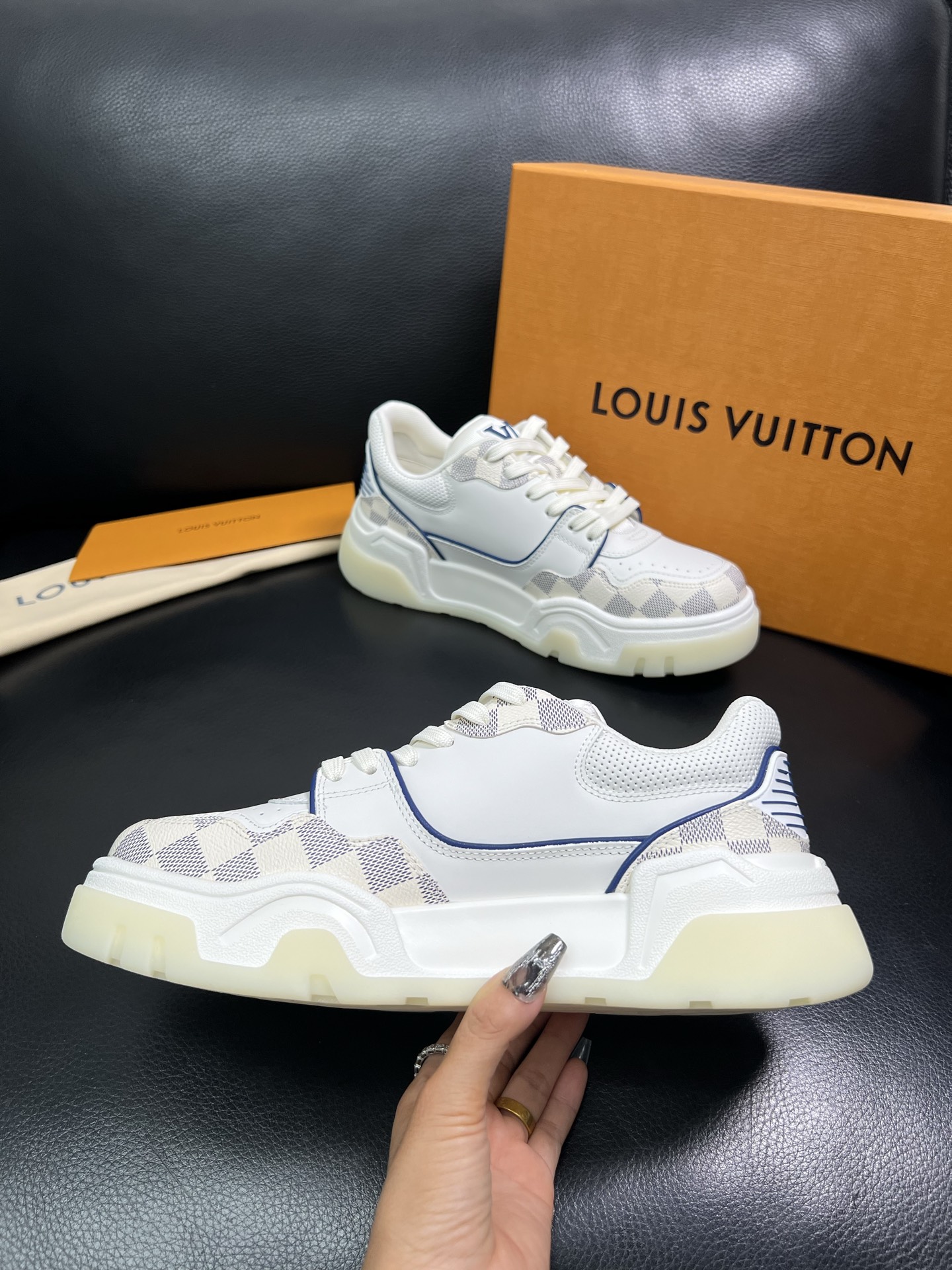 Lv 顶级代购 路易威登，专柜同步，鞋面意大利进口牛皮，进口网布里垫柔软舒适，鞋底：原厂特供原版底，TP
