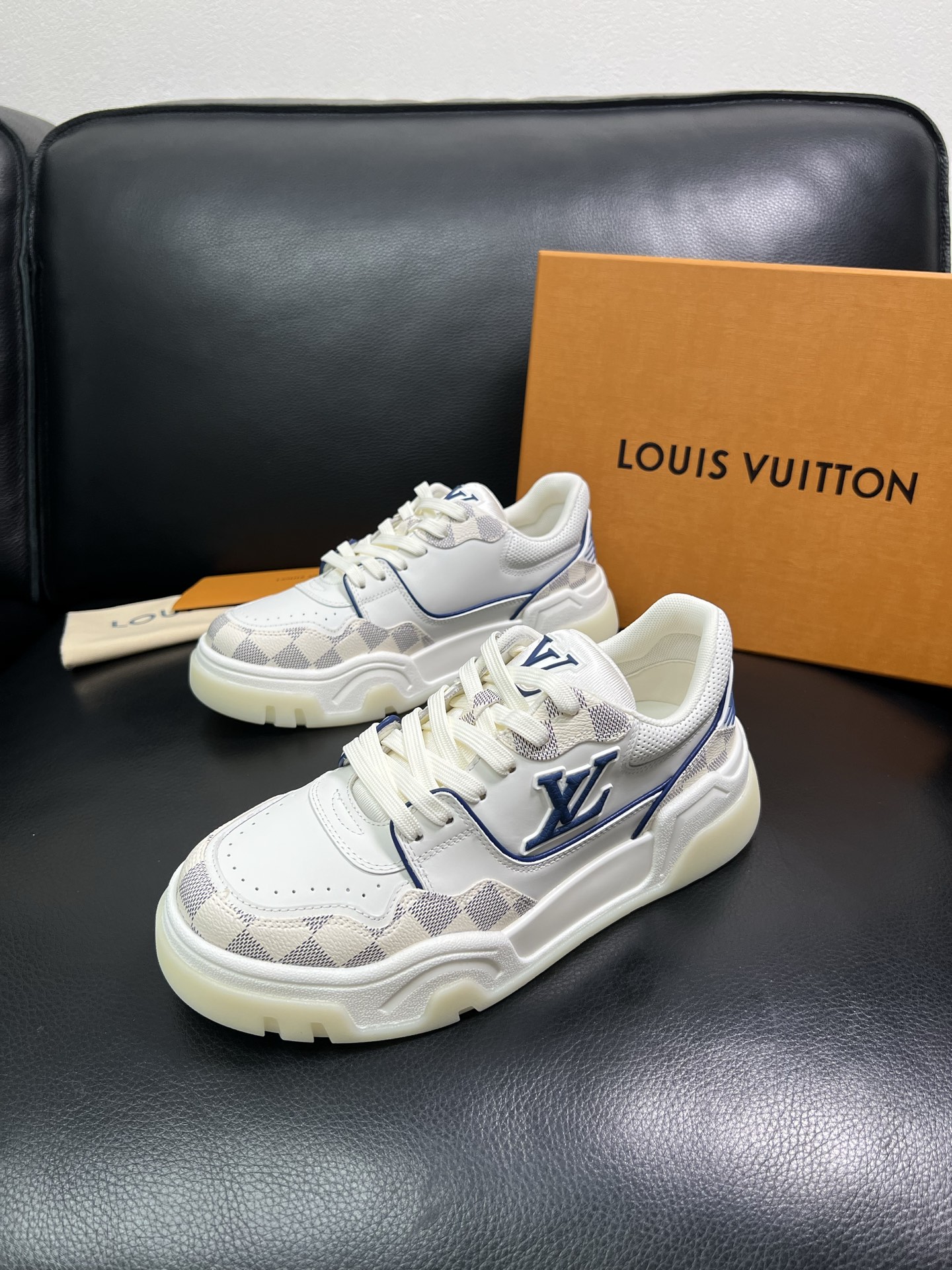 Lv 顶级代购 路易威登，专柜同步，鞋面意大利进口牛皮，进口网布里垫柔软舒适，鞋底：原厂特供原版底，TP