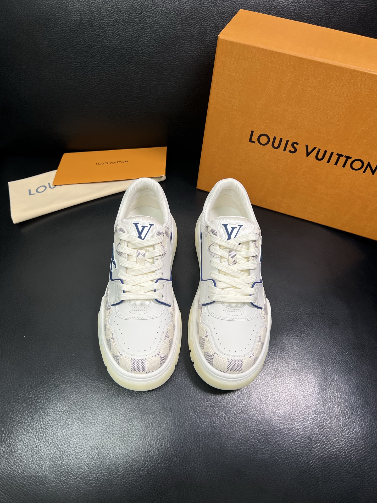 Lv 顶级代购 路易威登，专柜同步，鞋面意大利进口牛皮，进口网布里垫柔软舒适，鞋底：原厂特供原版底，TP